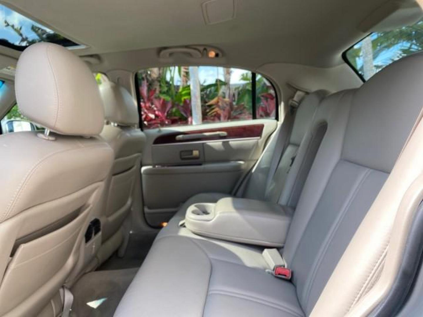 2005 Light French Silk Metallic /Med/Lt Parchment Lincoln Town Car Signature Limited LOW MILES 84,448 (1LNHM82W55Y) with an 4.6L SOHC SMPI V8 Engine engine, Automatic transmission, located at 4701 North Dixie Hwy, Pompano Beach, FL, 33064, (954) 422-2889, 26.240938, -80.123474 - OUR WEBPAGE FLORIDACARS1.COM HAS OVER 100 PHOTOS AND FREE CARFAX LINK 2005 Lincoln Town Car Signature Limited Sedan 4 DR 4.6L V8 F OHV 16V Gasoline 25 MPG Rear Wheel Drive Features ABS Brakes Air Conditioning Alloy Wheels AM/FM Stereo Audiophile Sound System Automatic Transmission Cassette Player CD- Photo#87