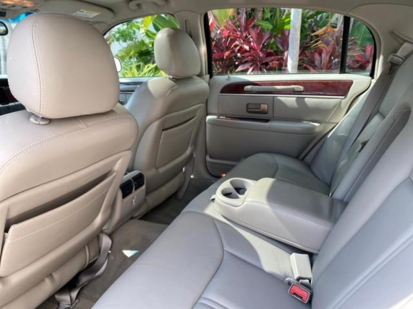 2005 Light French Silk Metallic /Med/Lt Parchment Lincoln Town Car Signature Limited LOW MILES 84,448 (1LNHM82W55Y) with an 4.6L SOHC SMPI V8 Engine engine, Automatic transmission, located at 4701 North Dixie Hwy, Pompano Beach, FL, 33064, (954) 422-2889, 26.240938, -80.123474 - OUR WEBPAGE FLORIDACARS1.COM HAS OVER 100 PHOTOS AND FREE CARFAX LINK 2005 Lincoln Town Car Signature Limited Sedan 4 DR 4.6L V8 F OHV 16V Gasoline 25 MPG Rear Wheel Drive Features ABS Brakes Air Conditioning Alloy Wheels AM/FM Stereo Audiophile Sound System Automatic Transmission Cassette Player CD- Photo#88