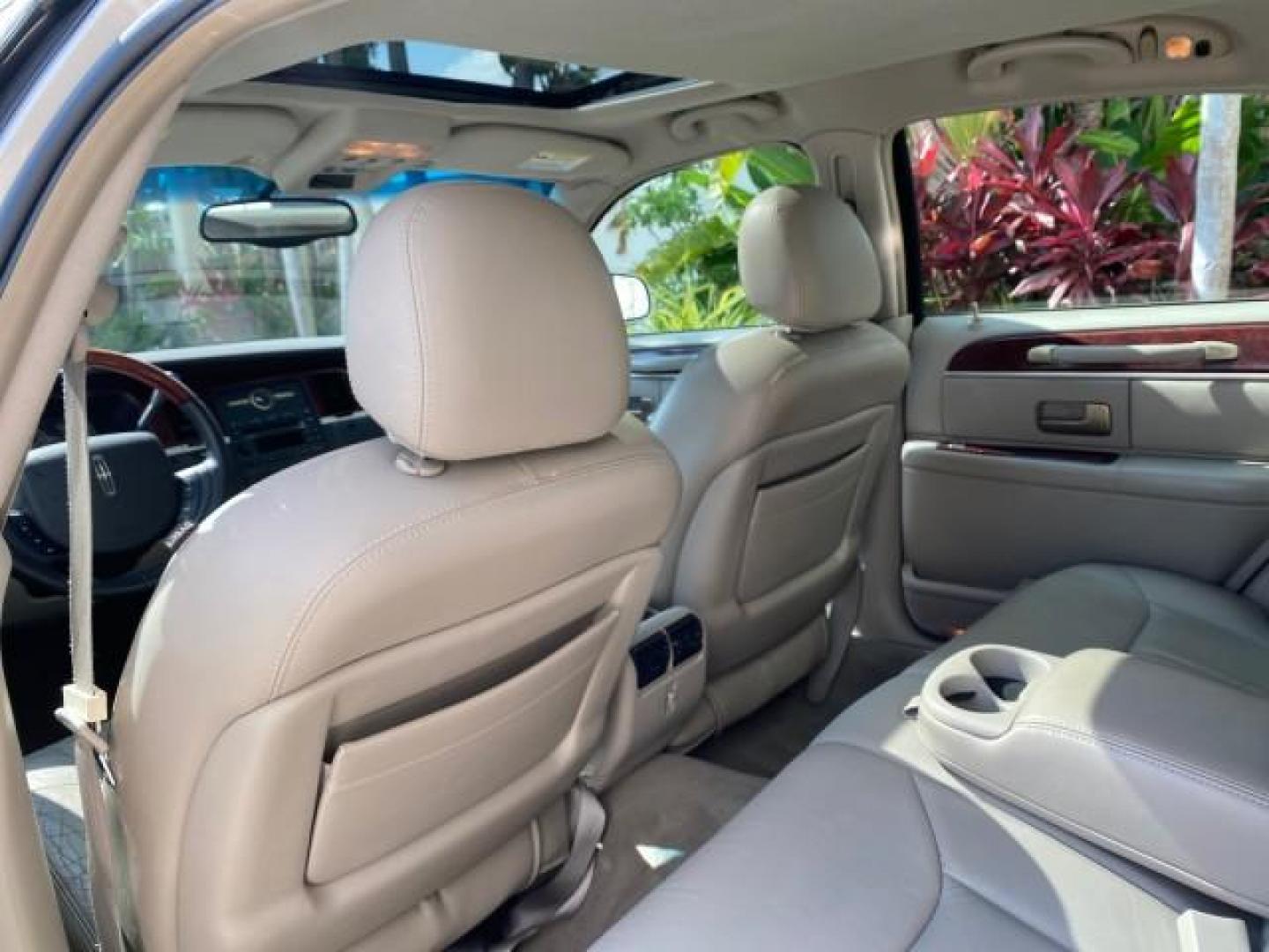 2005 Light French Silk Metallic /Med/Lt Parchment Lincoln Town Car Signature Limited LOW MILES 84,448 (1LNHM82W55Y) with an 4.6L SOHC SMPI V8 Engine engine, Automatic transmission, located at 4701 North Dixie Hwy, Pompano Beach, FL, 33064, (954) 422-2889, 26.240938, -80.123474 - OUR WEBPAGE FLORIDACARS1.COM HAS OVER 100 PHOTOS AND FREE CARFAX LINK 2005 Lincoln Town Car Signature Limited Sedan 4 DR 4.6L V8 F OHV 16V Gasoline 25 MPG Rear Wheel Drive Features ABS Brakes Air Conditioning Alloy Wheels AM/FM Stereo Audiophile Sound System Automatic Transmission Cassette Player CD- Photo#90