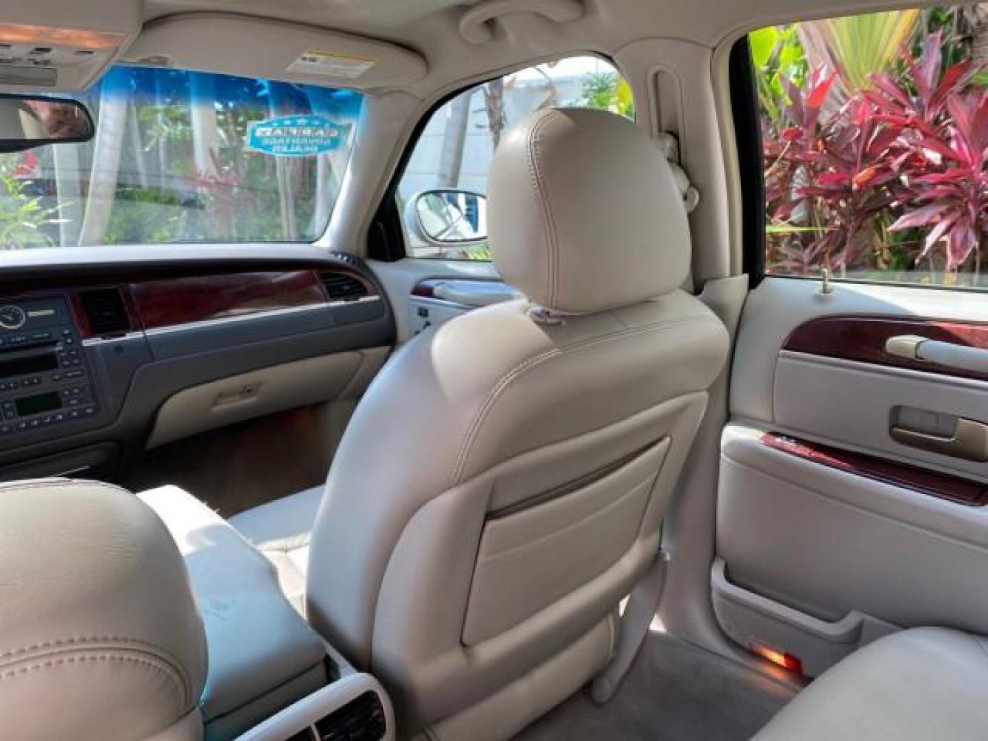 2005 Light French Silk Metallic /Med/Lt Parchment Lincoln Town Car Signature Limited LOW MILES 84,448 (1LNHM82W55Y) with an 4.6L SOHC SMPI V8 Engine engine, Automatic transmission, located at 4701 North Dixie Hwy, Pompano Beach, FL, 33064, (954) 422-2889, 26.240938, -80.123474 - OUR WEBPAGE FLORIDACARS1.COM HAS OVER 100 PHOTOS AND FREE CARFAX LINK 2005 Lincoln Town Car Signature Limited Sedan 4 DR 4.6L V8 F OHV 16V Gasoline 25 MPG Rear Wheel Drive Features ABS Brakes Air Conditioning Alloy Wheels AM/FM Stereo Audiophile Sound System Automatic Transmission Cassette Player CD- Photo#94