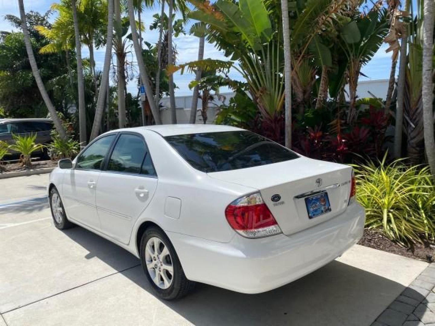 2006 Super White /Taupe Toyota Camry XLE V6 LOW MILES 65,439 (4T1BF30K76U) with an 3.0L DOHC SEFI 24-Valve V6 Engine engine, Automatic transmission, located at 4701 North Dixie Hwy, Pompano Beach, FL, 33064, (954) 422-2889, 26.240938, -80.123474 - OUR WEBPAGE FLORIDACARS1.COM HAS OVER 100 PHOTOS AND FREE CARFAX LINK 2006 Toyota Camry XLE V6 1 OWNER Sedan 4 DR 3.0L V6 F DOHC 24V Gasoline 29 MPG Front Wheel Drive Features ABS Brakes Air Conditioning Alloy Wheels AM/FM Stereo Automatic Transmission Cassette Player CD Audio Cruise Control JBL Sou- Photo#5