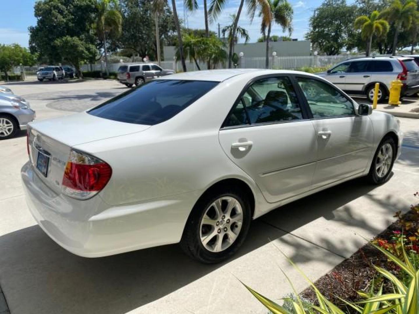 2006 Super White /Taupe Toyota Camry XLE V6 LOW MILES 65,439 (4T1BF30K76U) with an 3.0L DOHC SEFI 24-Valve V6 Engine engine, Automatic transmission, located at 4701 North Dixie Hwy, Pompano Beach, FL, 33064, (954) 422-2889, 26.240938, -80.123474 - OUR WEBPAGE FLORIDACARS1.COM HAS OVER 100 PHOTOS AND FREE CARFAX LINK 2006 Toyota Camry XLE V6 1 OWNER Sedan 4 DR 3.0L V6 F DOHC 24V Gasoline 29 MPG Front Wheel Drive Features ABS Brakes Air Conditioning Alloy Wheels AM/FM Stereo Automatic Transmission Cassette Player CD Audio Cruise Control JBL Sou- Photo#7