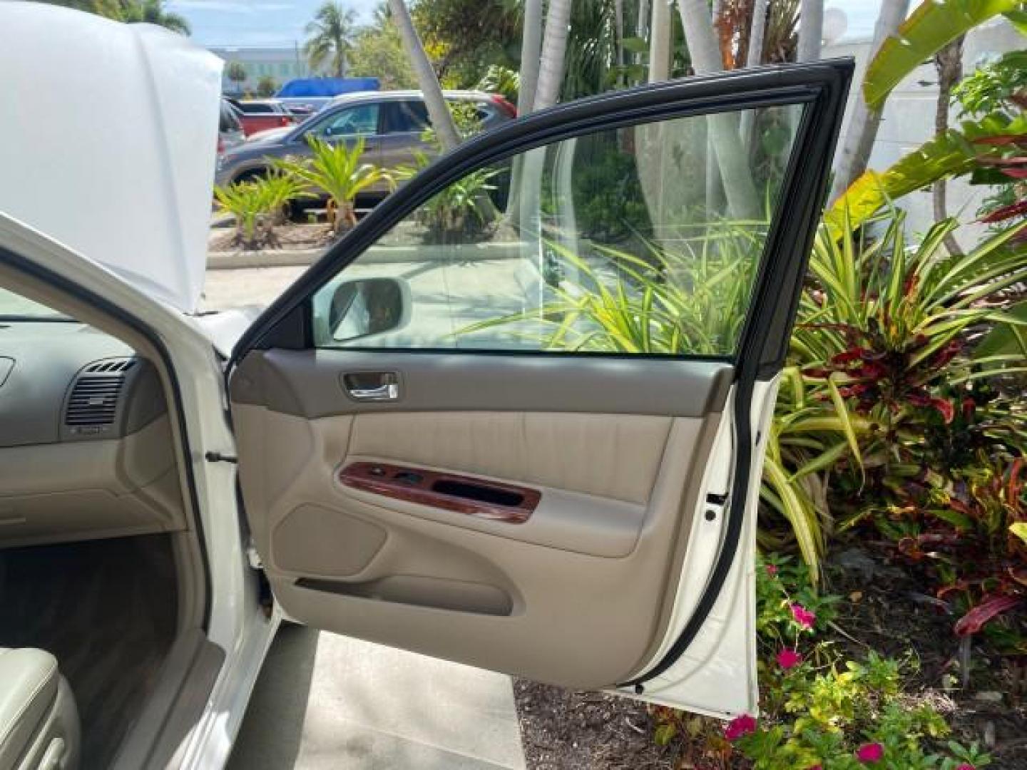 2006 Super White /Taupe Toyota Camry XLE V6 LOW MILES 65,439 (4T1BF30K76U) with an 3.0L DOHC SEFI 24-Valve V6 Engine engine, Automatic transmission, located at 4701 North Dixie Hwy, Pompano Beach, FL, 33064, (954) 422-2889, 26.240938, -80.123474 - OUR WEBPAGE FLORIDACARS1.COM HAS OVER 100 PHOTOS AND FREE CARFAX LINK 2006 Toyota Camry XLE V6 1 OWNER Sedan 4 DR 3.0L V6 F DOHC 24V Gasoline 29 MPG Front Wheel Drive Features ABS Brakes Air Conditioning Alloy Wheels AM/FM Stereo Automatic Transmission Cassette Player CD Audio Cruise Control JBL Sou- Photo#11