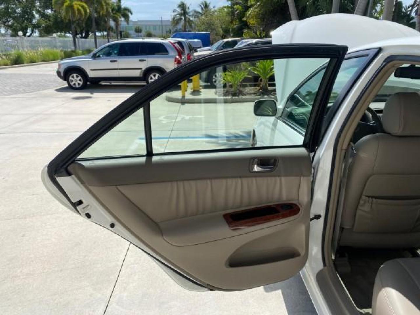 2006 Super White /Taupe Toyota Camry XLE V6 LOW MILES 65,439 (4T1BF30K76U) with an 3.0L DOHC SEFI 24-Valve V6 Engine engine, Automatic transmission, located at 4701 North Dixie Hwy, Pompano Beach, FL, 33064, (954) 422-2889, 26.240938, -80.123474 - OUR WEBPAGE FLORIDACARS1.COM HAS OVER 100 PHOTOS AND FREE CARFAX LINK 2006 Toyota Camry XLE V6 1 OWNER Sedan 4 DR 3.0L V6 F DOHC 24V Gasoline 29 MPG Front Wheel Drive Features ABS Brakes Air Conditioning Alloy Wheels AM/FM Stereo Automatic Transmission Cassette Player CD Audio Cruise Control JBL Sou- Photo#13