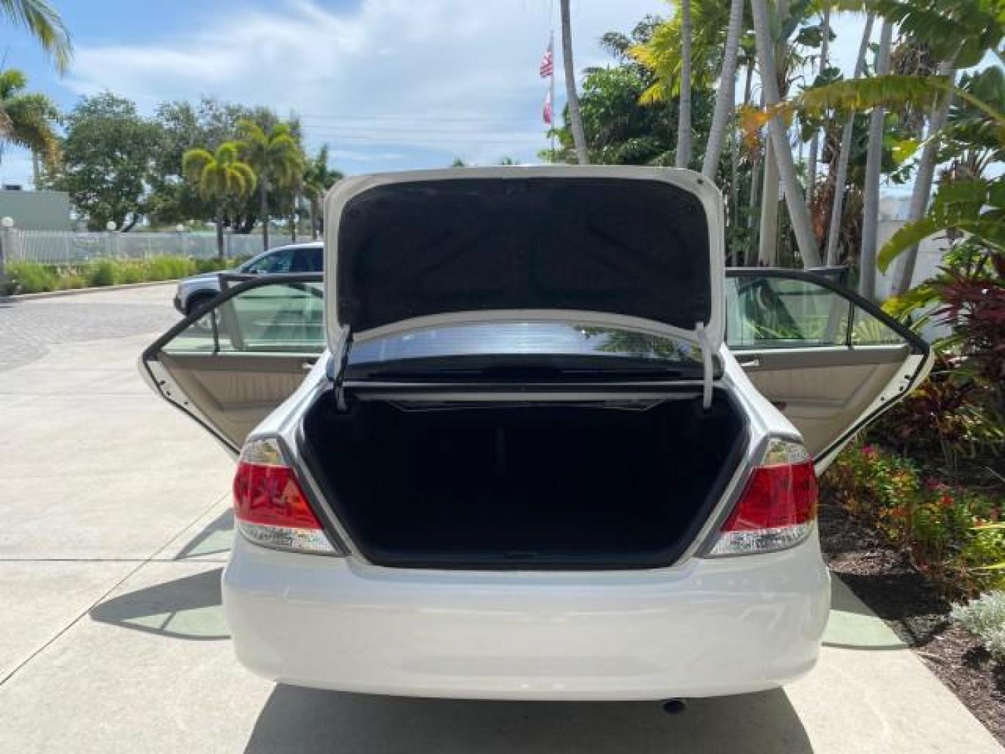2006 Super White /Taupe Toyota Camry XLE V6 LOW MILES 65,439 (4T1BF30K76U) with an 3.0L DOHC SEFI 24-Valve V6 Engine engine, Automatic transmission, located at 4701 North Dixie Hwy, Pompano Beach, FL, 33064, (954) 422-2889, 26.240938, -80.123474 - OUR WEBPAGE FLORIDACARS1.COM HAS OVER 100 PHOTOS AND FREE CARFAX LINK 2006 Toyota Camry XLE V6 1 OWNER Sedan 4 DR 3.0L V6 F DOHC 24V Gasoline 29 MPG Front Wheel Drive Features ABS Brakes Air Conditioning Alloy Wheels AM/FM Stereo Automatic Transmission Cassette Player CD Audio Cruise Control JBL Sou- Photo#15