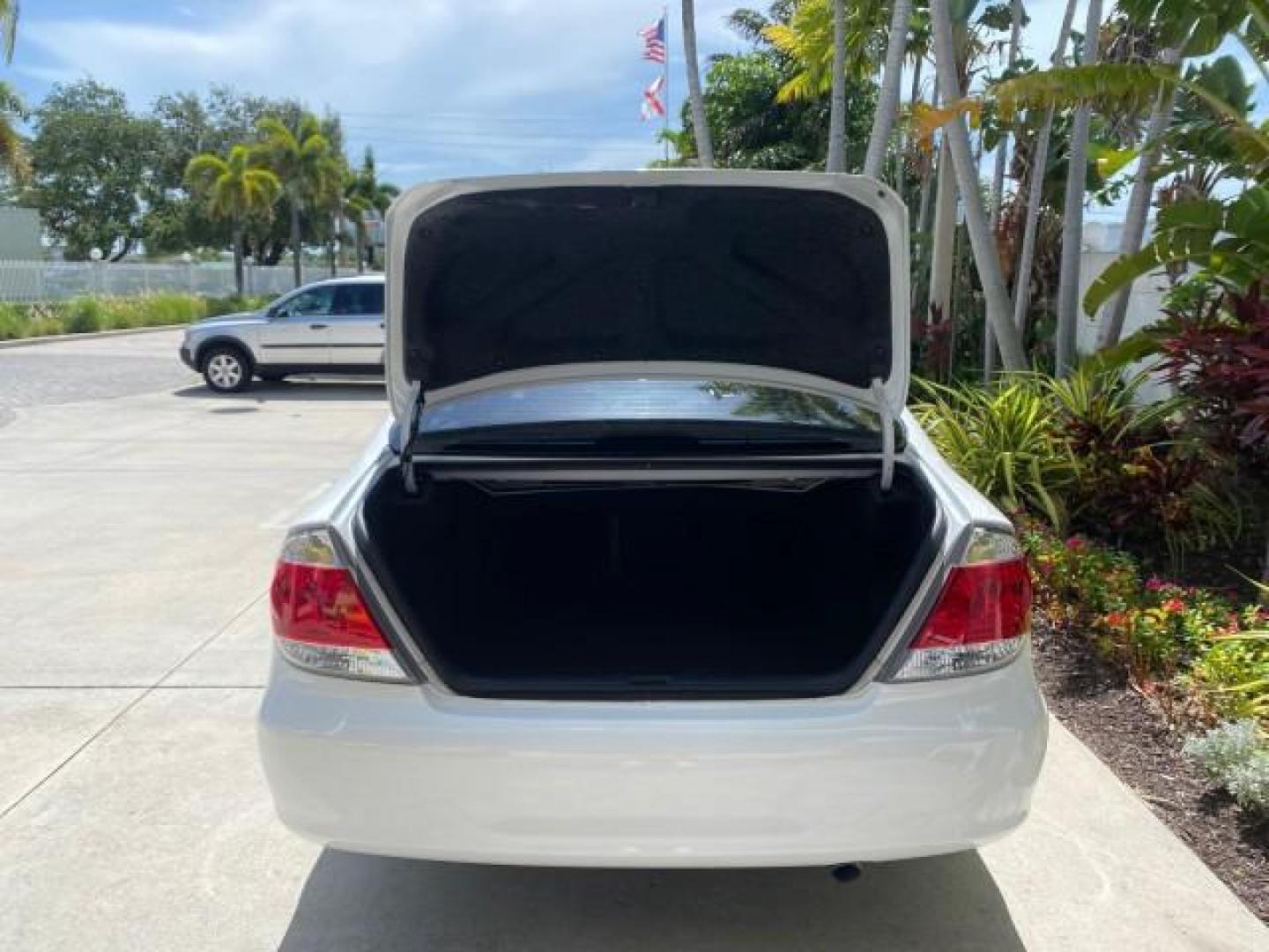 2006 Super White /Taupe Toyota Camry XLE V6 LOW MILES 65,439 (4T1BF30K76U) with an 3.0L DOHC SEFI 24-Valve V6 Engine engine, Automatic transmission, located at 4701 North Dixie Hwy, Pompano Beach, FL, 33064, (954) 422-2889, 26.240938, -80.123474 - OUR WEBPAGE FLORIDACARS1.COM HAS OVER 100 PHOTOS AND FREE CARFAX LINK 2006 Toyota Camry XLE V6 1 OWNER Sedan 4 DR 3.0L V6 F DOHC 24V Gasoline 29 MPG Front Wheel Drive Features ABS Brakes Air Conditioning Alloy Wheels AM/FM Stereo Automatic Transmission Cassette Player CD Audio Cruise Control JBL Sou- Photo#96