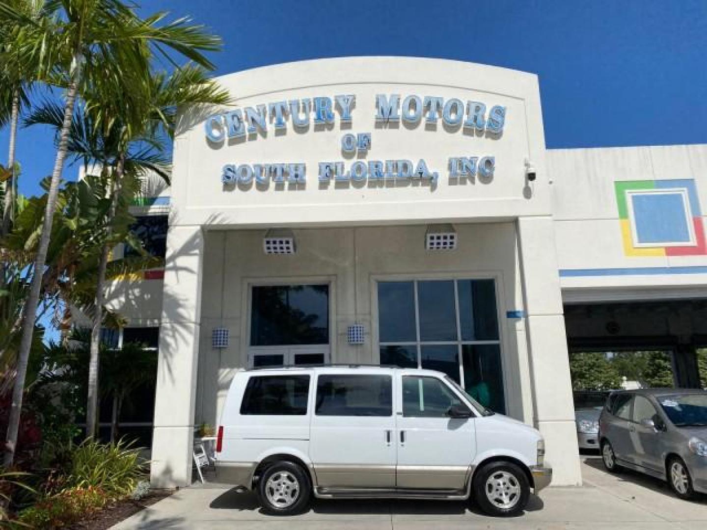 2005 Summit White /Medium Gray Chevrolet Astro Passenger LT LOW MILES 67,376 1 OWNER (1GNDM19X05B) with an 4.3L Vortec 4300 V6 MFI Engine engine, Automatic transmission, located at 4701 North Dixie Hwy, Pompano Beach, FL, 33064, (954) 422-2889, 26.240938, -80.123474 - OUR WEBPAGE FLORIDACARS1.COM HAS OVER 100 PHOTOS AND FREE CARFAX LINK 2005 Chevrolet Astro LT 1 OWNER Van 4.3L V6 F Gasoline 21 MPG Rear Wheel Drive Features ABS Brakes Air Conditioning Alloy Wheels AM/FM Stereo Automatic Transmission Barn Doors Cassette Player CD Audio Cloth Seats Cruise Control Fu- Photo#0