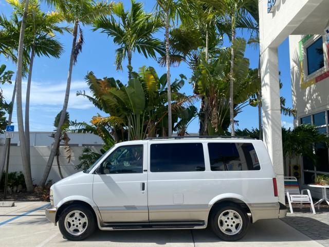 2005 Summit White /Medium Gray Chevrolet Astro Passenger LT LOW MILES 67,376 1 OWNER (1GNDM19X05B) with an 4.3L Vortec 4300 V6 MFI Engine engine, Automatic transmission, located at 4701 North Dixie Hwy, Pompano Beach, FL, 33064, (954) 422-2889, 26.240938, -80.123474 - OUR WEBPAGE FLORIDACARS1.COM HAS OVER 100 PHOTOS AND FREE CARFAX LINK 2005 Chevrolet Astro LT 1 OWNER Van 4.3L V6 F Gasoline 21 MPG Rear Wheel Drive Features ABS Brakes Air Conditioning Alloy Wheels AM/FM Stereo Automatic Transmission Barn Doors Cassette Player CD Audio Cloth Seats Cruise Control Fu- Photo#4