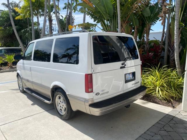 2005 Summit White /Medium Gray Chevrolet Astro Passenger LT LOW MILES 67,376 1 OWNER (1GNDM19X05B) with an 4.3L Vortec 4300 V6 MFI Engine engine, Automatic transmission, located at 4701 North Dixie Hwy, Pompano Beach, FL, 33064, (954) 422-2889, 26.240938, -80.123474 - OUR WEBPAGE FLORIDACARS1.COM HAS OVER 100 PHOTOS AND FREE CARFAX LINK 2005 Chevrolet Astro LT 1 OWNER Van 4.3L V6 F Gasoline 21 MPG Rear Wheel Drive Features ABS Brakes Air Conditioning Alloy Wheels AM/FM Stereo Automatic Transmission Barn Doors Cassette Player CD Audio Cloth Seats Cruise Control Fu- Photo#5