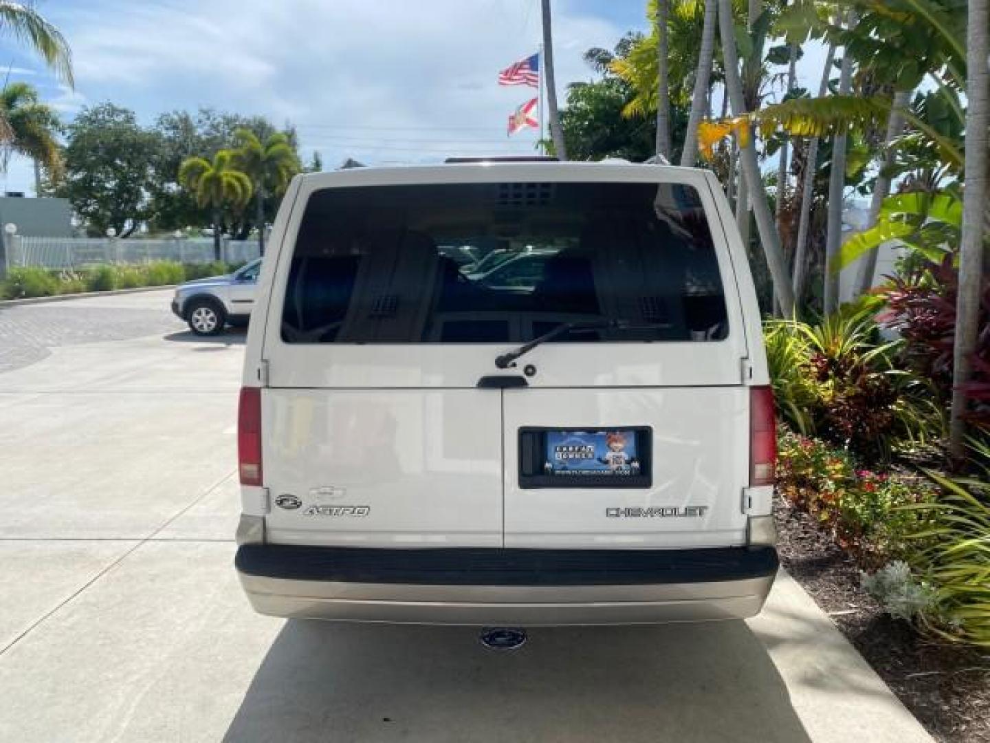 2005 Summit White /Medium Gray Chevrolet Astro Passenger LT LOW MILES 67,376 1 OWNER (1GNDM19X05B) with an 4.3L Vortec 4300 V6 MFI Engine engine, Automatic transmission, located at 4701 North Dixie Hwy, Pompano Beach, FL, 33064, (954) 422-2889, 26.240938, -80.123474 - OUR WEBPAGE FLORIDACARS1.COM HAS OVER 100 PHOTOS AND FREE CARFAX LINK 2005 Chevrolet Astro LT 1 OWNER Van 4.3L V6 F Gasoline 21 MPG Rear Wheel Drive Features ABS Brakes Air Conditioning Alloy Wheels AM/FM Stereo Automatic Transmission Barn Doors Cassette Player CD Audio Cloth Seats Cruise Control Fu- Photo#6
