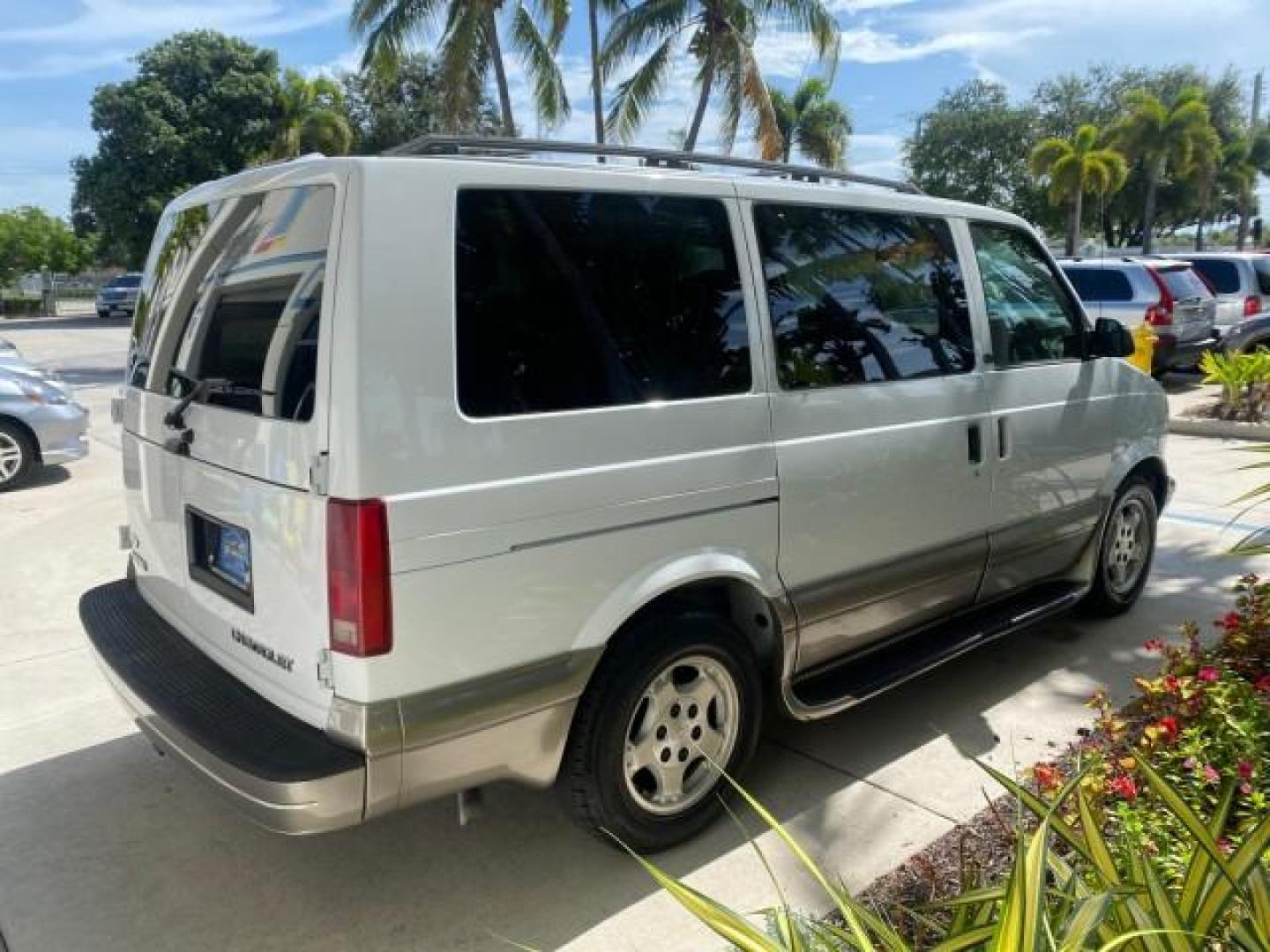 2005 Summit White /Medium Gray Chevrolet Astro Passenger LT LOW MILES 67,376 1 OWNER (1GNDM19X05B) with an 4.3L Vortec 4300 V6 MFI Engine engine, Automatic transmission, located at 4701 North Dixie Hwy, Pompano Beach, FL, 33064, (954) 422-2889, 26.240938, -80.123474 - OUR WEBPAGE FLORIDACARS1.COM HAS OVER 100 PHOTOS AND FREE CARFAX LINK 2005 Chevrolet Astro LT 1 OWNER Van 4.3L V6 F Gasoline 21 MPG Rear Wheel Drive Features ABS Brakes Air Conditioning Alloy Wheels AM/FM Stereo Automatic Transmission Barn Doors Cassette Player CD Audio Cloth Seats Cruise Control Fu- Photo#7