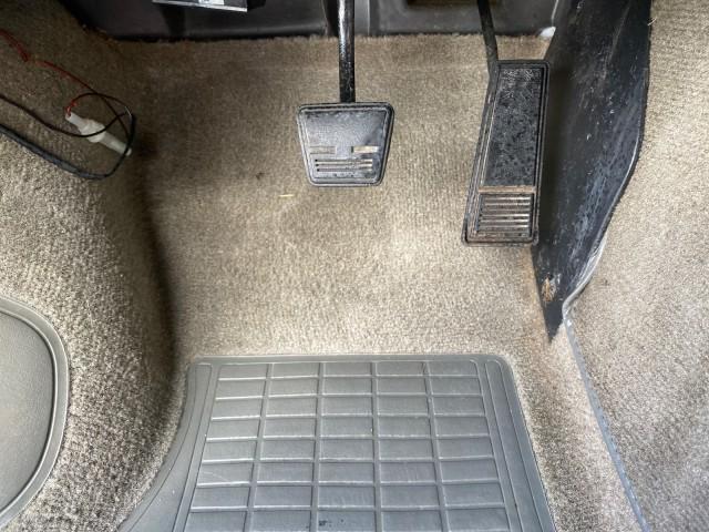 2005 Summit White /Medium Gray Chevrolet Astro Passenger LT LOW MILES 67,376 1 OWNER (1GNDM19X05B) with an 4.3L Vortec 4300 V6 MFI Engine engine, Automatic transmission, located at 4701 North Dixie Hwy, Pompano Beach, FL, 33064, (954) 422-2889, 26.240938, -80.123474 - OUR WEBPAGE FLORIDACARS1.COM HAS OVER 100 PHOTOS AND FREE CARFAX LINK 2005 Chevrolet Astro LT 1 OWNER Van 4.3L V6 F Gasoline 21 MPG Rear Wheel Drive Features ABS Brakes Air Conditioning Alloy Wheels AM/FM Stereo Automatic Transmission Barn Doors Cassette Player CD Audio Cloth Seats Cruise Control Fu- Photo#55