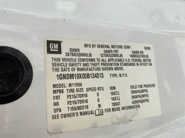2005 Summit White /Medium Gray Chevrolet Astro Passenger LT LOW MILES 67,376 1 OWNER (1GNDM19X05B) with an 4.3L Vortec 4300 V6 MFI Engine engine, Automatic transmission, located at 4701 North Dixie Hwy, Pompano Beach, FL, 33064, (954) 422-2889, 26.240938, -80.123474 - OUR WEBPAGE FLORIDACARS1.COM HAS OVER 100 PHOTOS AND FREE CARFAX LINK 2005 Chevrolet Astro LT 1 OWNER Van 4.3L V6 F Gasoline 21 MPG Rear Wheel Drive Features ABS Brakes Air Conditioning Alloy Wheels AM/FM Stereo Automatic Transmission Barn Doors Cassette Player CD Audio Cloth Seats Cruise Control Fu- Photo#71