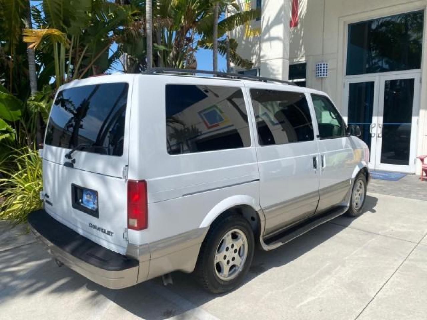 2005 Summit White /Medium Gray Chevrolet Astro Passenger LT LOW MILES 67,376 1 OWNER (1GNDM19X05B) with an 4.3L Vortec 4300 V6 MFI Engine engine, Automatic transmission, located at 4701 North Dixie Hwy, Pompano Beach, FL, 33064, (954) 422-2889, 26.240938, -80.123474 - OUR WEBPAGE FLORIDACARS1.COM HAS OVER 100 PHOTOS AND FREE CARFAX LINK 2005 Chevrolet Astro LT 1 OWNER Van 4.3L V6 F Gasoline 21 MPG Rear Wheel Drive Features ABS Brakes Air Conditioning Alloy Wheels AM/FM Stereo Automatic Transmission Barn Doors Cassette Player CD Audio Cloth Seats Cruise Control Fu- Photo#98