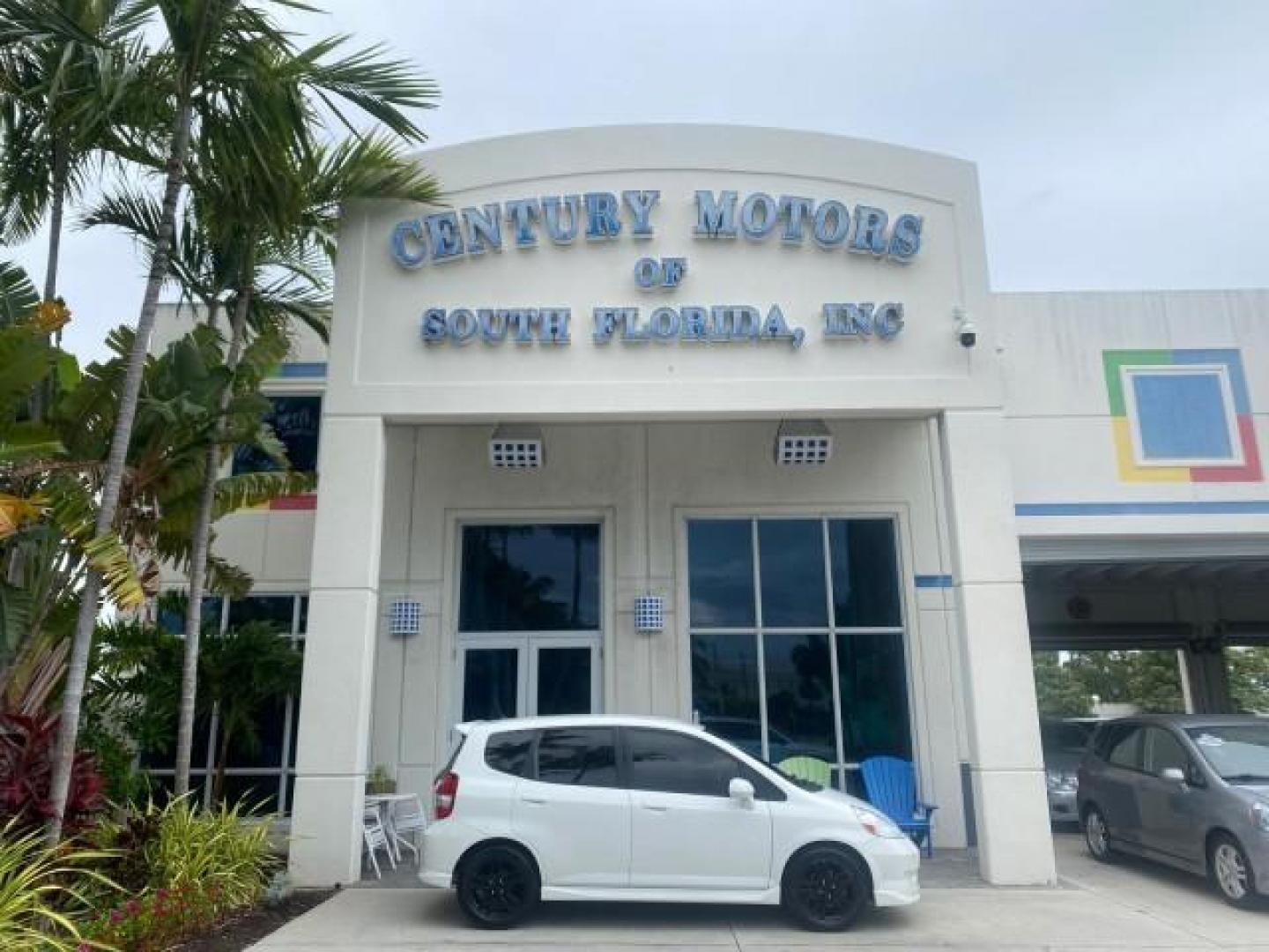 2007 Taffeta White /Black Honda Fit 37 MPG AUTO AC Sport LOW MILES 40,042 (JHMGD38687S) with an 1.5L SOHC PGM-FI 16-Valve VTEC I4 Engine engine, Automatic transmission, located at 4701 North Dixie Hwy, Pompano Beach, FL, 33064, (954) 422-2889, 26.240938, -80.123474 - OUR WEBPAGE FLORIDACARS1.COM HAS OVER 100 PHOTOS AND FREE CARFAX LINK 2007 Honda Fit Sport Hatchback 4 DR 1.5L I4 F SOHC Gasoline 37 MPG Front Wheel Drive Features ABS Brakes Air Conditioning Alloy Wheels AM/FM Stereo Automatic Transmission Auxiliary Audio Input CD Audio Cloth Seats Cruise Control O- Photo#0