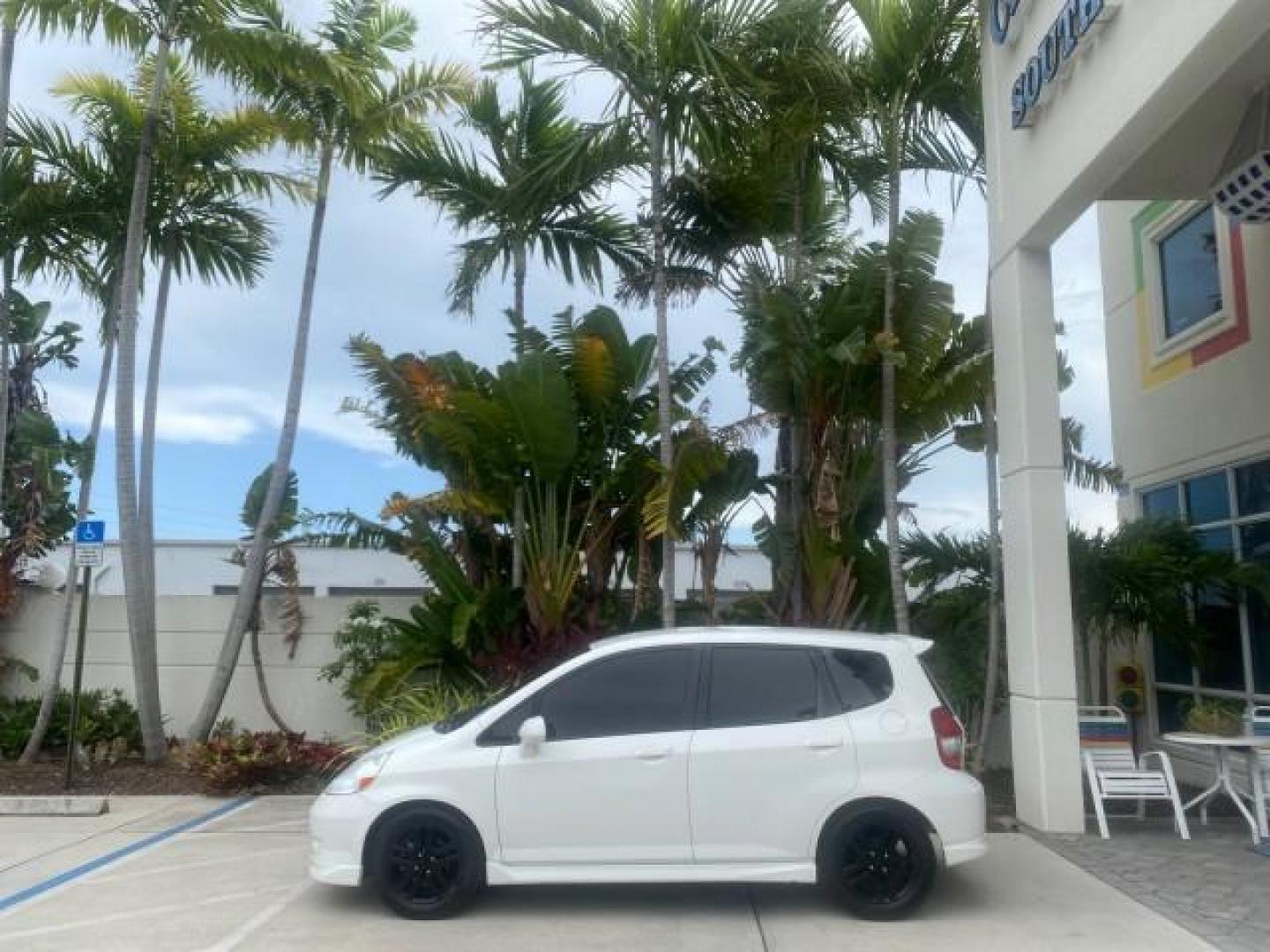 2007 Taffeta White /Black Honda Fit 37 MPG AUTO AC Sport LOW MILES 40,042 (JHMGD38687S) with an 1.5L SOHC PGM-FI 16-Valve VTEC I4 Engine engine, Automatic transmission, located at 4701 North Dixie Hwy, Pompano Beach, FL, 33064, (954) 422-2889, 26.240938, -80.123474 - OUR WEBPAGE FLORIDACARS1.COM HAS OVER 100 PHOTOS AND FREE CARFAX LINK 2007 Honda Fit Sport Hatchback 4 DR 1.5L I4 F SOHC Gasoline 37 MPG Front Wheel Drive Features ABS Brakes Air Conditioning Alloy Wheels AM/FM Stereo Automatic Transmission Auxiliary Audio Input CD Audio Cloth Seats Cruise Control O- Photo#4