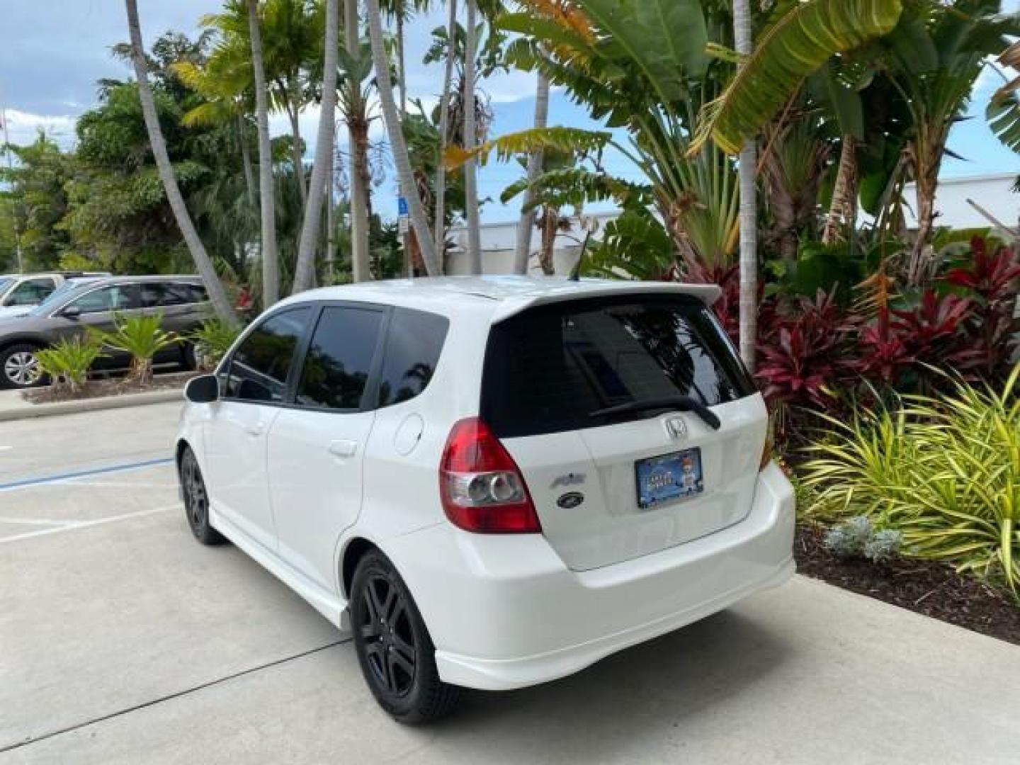 2007 Taffeta White /Black Honda Fit 37 MPG AUTO AC Sport LOW MILES 40,042 (JHMGD38687S) with an 1.5L SOHC PGM-FI 16-Valve VTEC I4 Engine engine, Automatic transmission, located at 4701 North Dixie Hwy, Pompano Beach, FL, 33064, (954) 422-2889, 26.240938, -80.123474 - OUR WEBPAGE FLORIDACARS1.COM HAS OVER 100 PHOTOS AND FREE CARFAX LINK 2007 Honda Fit Sport Hatchback 4 DR 1.5L I4 F SOHC Gasoline 37 MPG Front Wheel Drive Features ABS Brakes Air Conditioning Alloy Wheels AM/FM Stereo Automatic Transmission Auxiliary Audio Input CD Audio Cloth Seats Cruise Control O- Photo#5