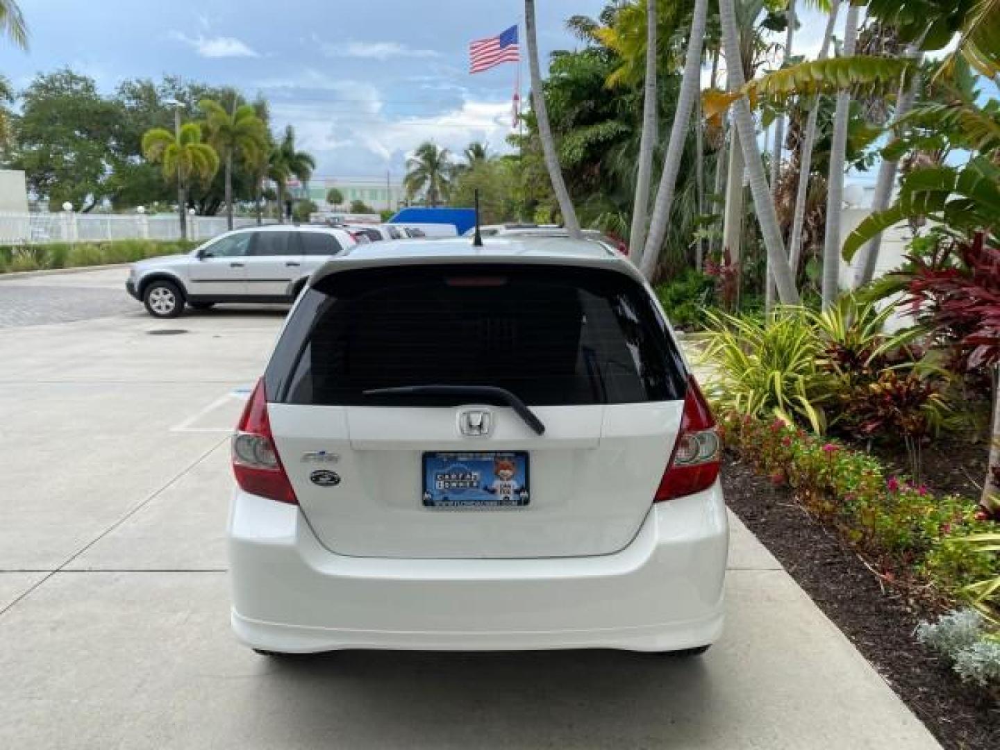 2007 Taffeta White /Black Honda Fit 37 MPG AUTO AC Sport LOW MILES 40,042 (JHMGD38687S) with an 1.5L SOHC PGM-FI 16-Valve VTEC I4 Engine engine, Automatic transmission, located at 4701 North Dixie Hwy, Pompano Beach, FL, 33064, (954) 422-2889, 26.240938, -80.123474 - OUR WEBPAGE FLORIDACARS1.COM HAS OVER 100 PHOTOS AND FREE CARFAX LINK 2007 Honda Fit Sport Hatchback 4 DR 1.5L I4 F SOHC Gasoline 37 MPG Front Wheel Drive Features ABS Brakes Air Conditioning Alloy Wheels AM/FM Stereo Automatic Transmission Auxiliary Audio Input CD Audio Cloth Seats Cruise Control O- Photo#6