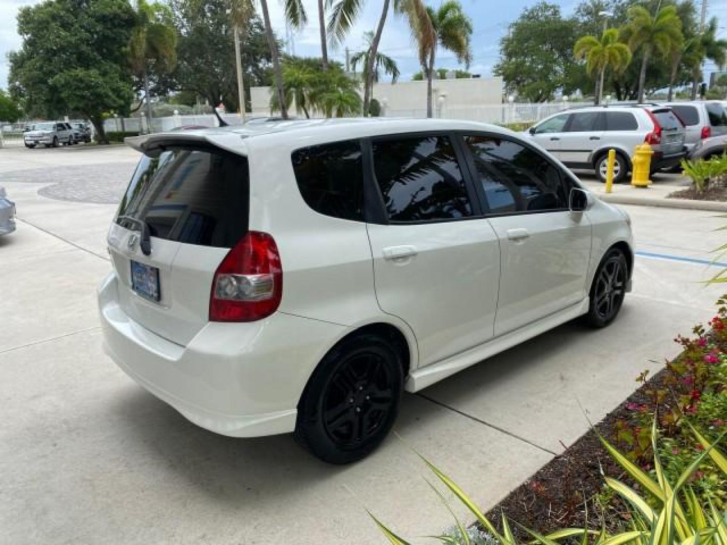 2007 Taffeta White /Black Honda Fit 37 MPG AUTO AC Sport LOW MILES 40,042 (JHMGD38687S) with an 1.5L SOHC PGM-FI 16-Valve VTEC I4 Engine engine, Automatic transmission, located at 4701 North Dixie Hwy, Pompano Beach, FL, 33064, (954) 422-2889, 26.240938, -80.123474 - OUR WEBPAGE FLORIDACARS1.COM HAS OVER 100 PHOTOS AND FREE CARFAX LINK 2007 Honda Fit Sport Hatchback 4 DR 1.5L I4 F SOHC Gasoline 37 MPG Front Wheel Drive Features ABS Brakes Air Conditioning Alloy Wheels AM/FM Stereo Automatic Transmission Auxiliary Audio Input CD Audio Cloth Seats Cruise Control O- Photo#7