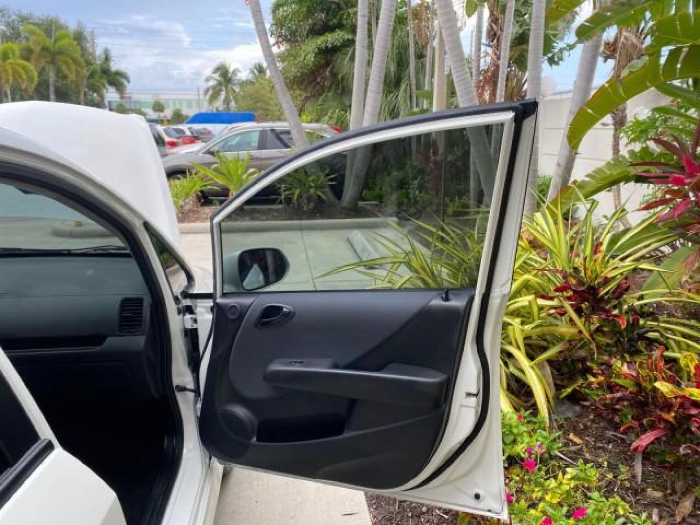 2007 Taffeta White /Black Honda Fit 37 MPG AUTO AC Sport LOW MILES 40,042 (JHMGD38687S) with an 1.5L SOHC PGM-FI 16-Valve VTEC I4 Engine engine, Automatic transmission, located at 4701 North Dixie Hwy, Pompano Beach, FL, 33064, (954) 422-2889, 26.240938, -80.123474 - OUR WEBPAGE FLORIDACARS1.COM HAS OVER 100 PHOTOS AND FREE CARFAX LINK 2007 Honda Fit Sport Hatchback 4 DR 1.5L I4 F SOHC Gasoline 37 MPG Front Wheel Drive Features ABS Brakes Air Conditioning Alloy Wheels AM/FM Stereo Automatic Transmission Auxiliary Audio Input CD Audio Cloth Seats Cruise Control O- Photo#11
