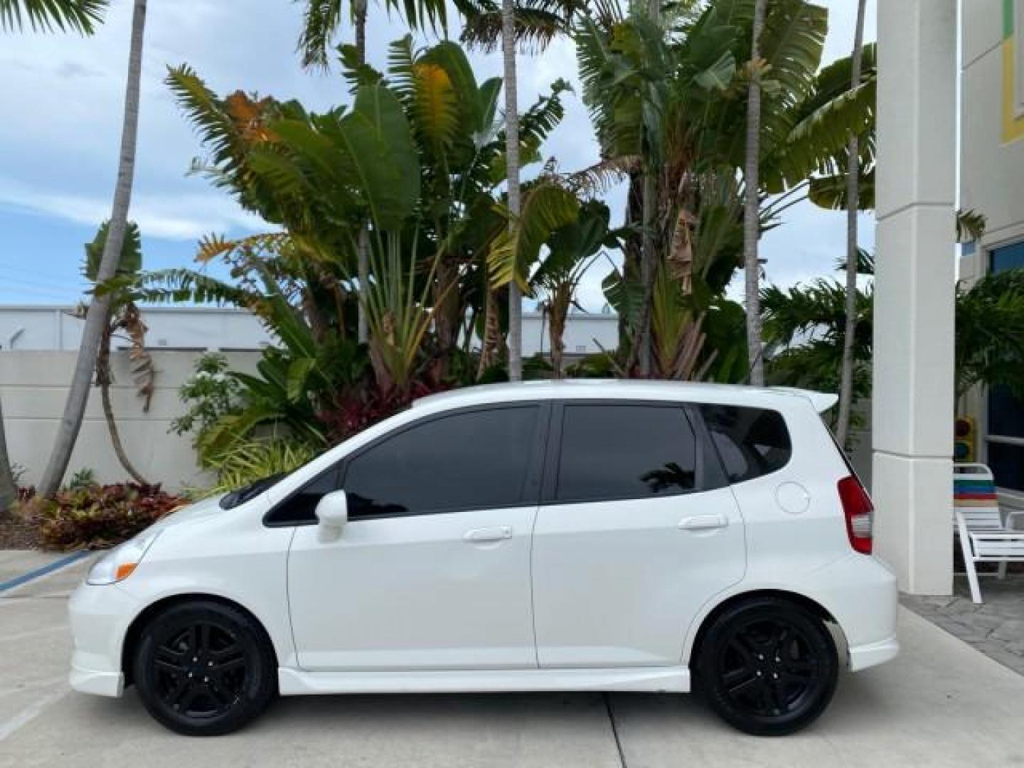 2007 Taffeta White /Black Honda Fit 37 MPG AUTO AC Sport LOW MILES 40,042 (JHMGD38687S) with an 1.5L SOHC PGM-FI 16-Valve VTEC I4 Engine engine, Automatic transmission, located at 4701 North Dixie Hwy, Pompano Beach, FL, 33064, (954) 422-2889, 26.240938, -80.123474 - OUR WEBPAGE FLORIDACARS1.COM HAS OVER 100 PHOTOS AND FREE CARFAX LINK 2007 Honda Fit Sport Hatchback 4 DR 1.5L I4 F SOHC Gasoline 37 MPG Front Wheel Drive Features ABS Brakes Air Conditioning Alloy Wheels AM/FM Stereo Automatic Transmission Auxiliary Audio Input CD Audio Cloth Seats Cruise Control O- Photo#31