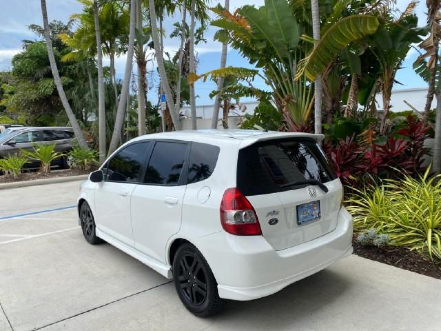 2007 Taffeta White /Black Honda Fit 37 MPG AUTO AC Sport LOW MILES 40,042 (JHMGD38687S) with an 1.5L SOHC PGM-FI 16-Valve VTEC I4 Engine engine, Automatic transmission, located at 4701 North Dixie Hwy, Pompano Beach, FL, 33064, (954) 422-2889, 26.240938, -80.123474 - OUR WEBPAGE FLORIDACARS1.COM HAS OVER 100 PHOTOS AND FREE CARFAX LINK 2007 Honda Fit Sport Hatchback 4 DR 1.5L I4 F SOHC Gasoline 37 MPG Front Wheel Drive Features ABS Brakes Air Conditioning Alloy Wheels AM/FM Stereo Automatic Transmission Auxiliary Audio Input CD Audio Cloth Seats Cruise Control O- Photo#32