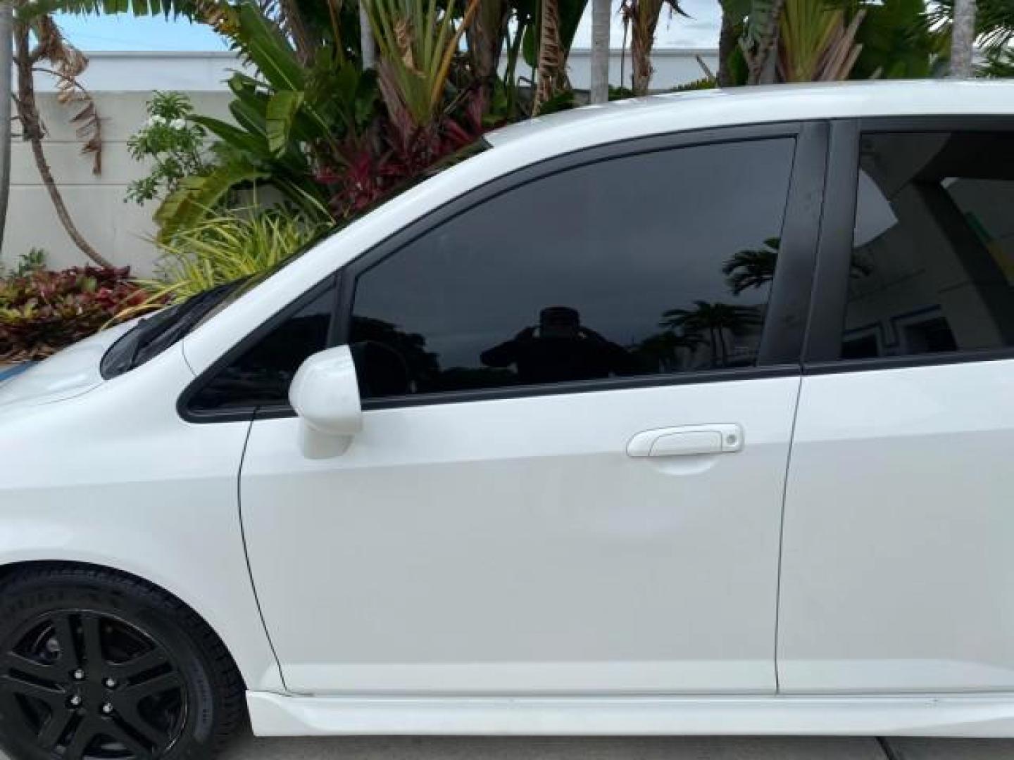 2007 Taffeta White /Black Honda Fit 37 MPG AUTO AC Sport LOW MILES 40,042 (JHMGD38687S) with an 1.5L SOHC PGM-FI 16-Valve VTEC I4 Engine engine, Automatic transmission, located at 4701 North Dixie Hwy, Pompano Beach, FL, 33064, (954) 422-2889, 26.240938, -80.123474 - OUR WEBPAGE FLORIDACARS1.COM HAS OVER 100 PHOTOS AND FREE CARFAX LINK 2007 Honda Fit Sport Hatchback 4 DR 1.5L I4 F SOHC Gasoline 37 MPG Front Wheel Drive Features ABS Brakes Air Conditioning Alloy Wheels AM/FM Stereo Automatic Transmission Auxiliary Audio Input CD Audio Cloth Seats Cruise Control O- Photo#37