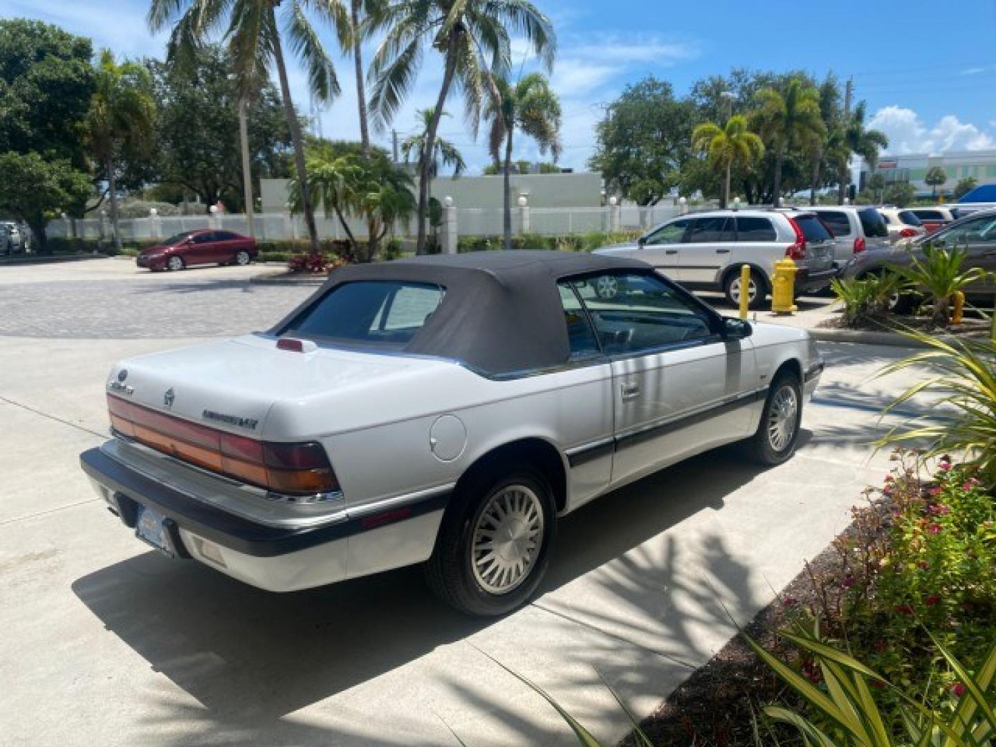 1993 White /Black Chrysler Lebaron CONV LX LOW MILES 26,305 (1C3XU5532PF) with an 3.0L SMFI 6-Cyl Engine engine, Automatic transmission, located at 4701 North Dixie Hwy, Pompano Beach, FL, 33064, (954) 422-2889, 26.240938, -80.123474 - OUR WEBPAGE FLORIDACARS1.COM HAS OVER 100 PHOTOS AND FREE CARFAX LINK 1993 Chrysler LeBaron Convertible 3.0L V6 F SOHC 12V Gasoline Front Wheel Drive Features ABS Brakes Air Conditioning Alloy Wheels AM/FM Stereo Automatic Transmission Cassette Player Cruise Control Leather Seats Power Locks Power S- Photo#7