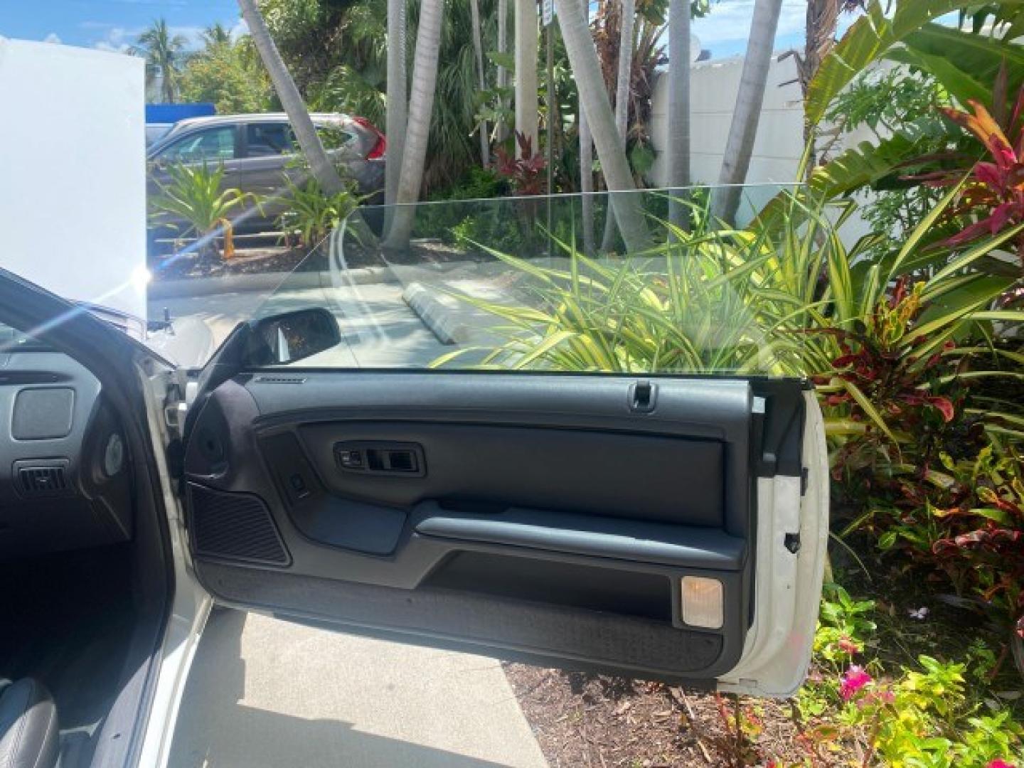 1993 White /Black Chrysler Lebaron CONV LX LOW MILES 26,305 (1C3XU5532PF) with an 3.0L SMFI 6-Cyl Engine engine, Automatic transmission, located at 4701 North Dixie Hwy, Pompano Beach, FL, 33064, (954) 422-2889, 26.240938, -80.123474 - OUR WEBPAGE FLORIDACARS1.COM HAS OVER 100 PHOTOS AND FREE CARFAX LINK 1993 Chrysler LeBaron Convertible 3.0L V6 F SOHC 12V Gasoline Front Wheel Drive Features ABS Brakes Air Conditioning Alloy Wheels AM/FM Stereo Automatic Transmission Cassette Player Cruise Control Leather Seats Power Locks Power S- Photo#11