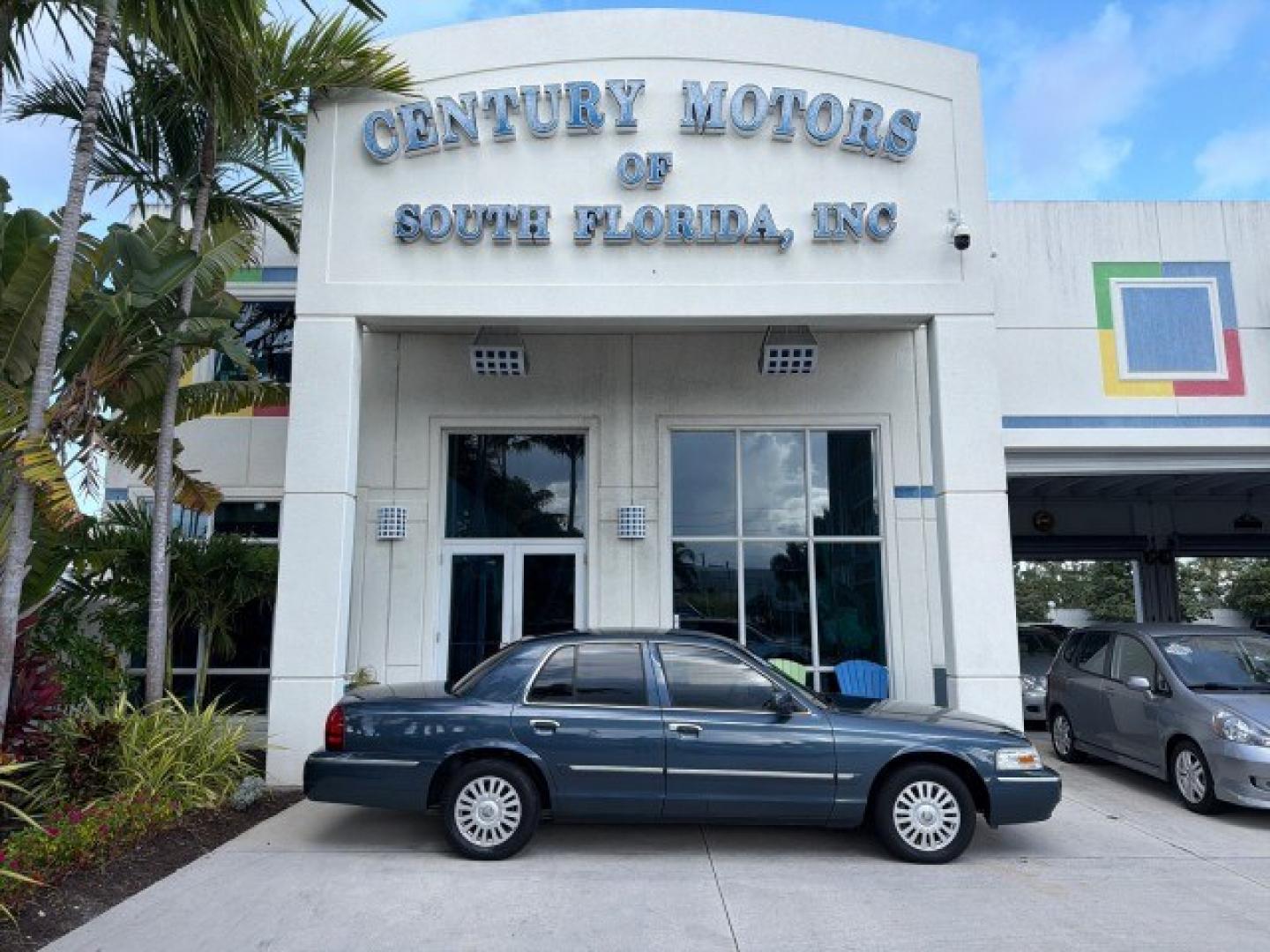 2007 Norsea Blue Pearl Metallic /Light Camel Mercury Grand Marquis LS LOW MILES 52,607 1 OWNER (2MEHM75V17X) with an 4.6L SOHC FFV V8 Engine engine, Automatic transmission, located at 4701 North Dixie Hwy, Pompano Beach, FL, 33064, (954) 422-2889, 26.240938, -80.123474 - OUR WEBPAGE FLORIDACARS1.COM HAS OVER 100 PHOTOS AND FREE CARFAX LINK 2007 Mercury Grand Marquis LS Sedan 4 DR 4.6L V8 F SOHC Flex Fuel 25 MPG Rear Wheel Drive Features ABS Brakes Air Conditioning Alloy Wheels AM/FM Stereo Automatic Transmission CD Audio Cruise Control Flex Fuel Vehicle Leather Seat- Photo#0