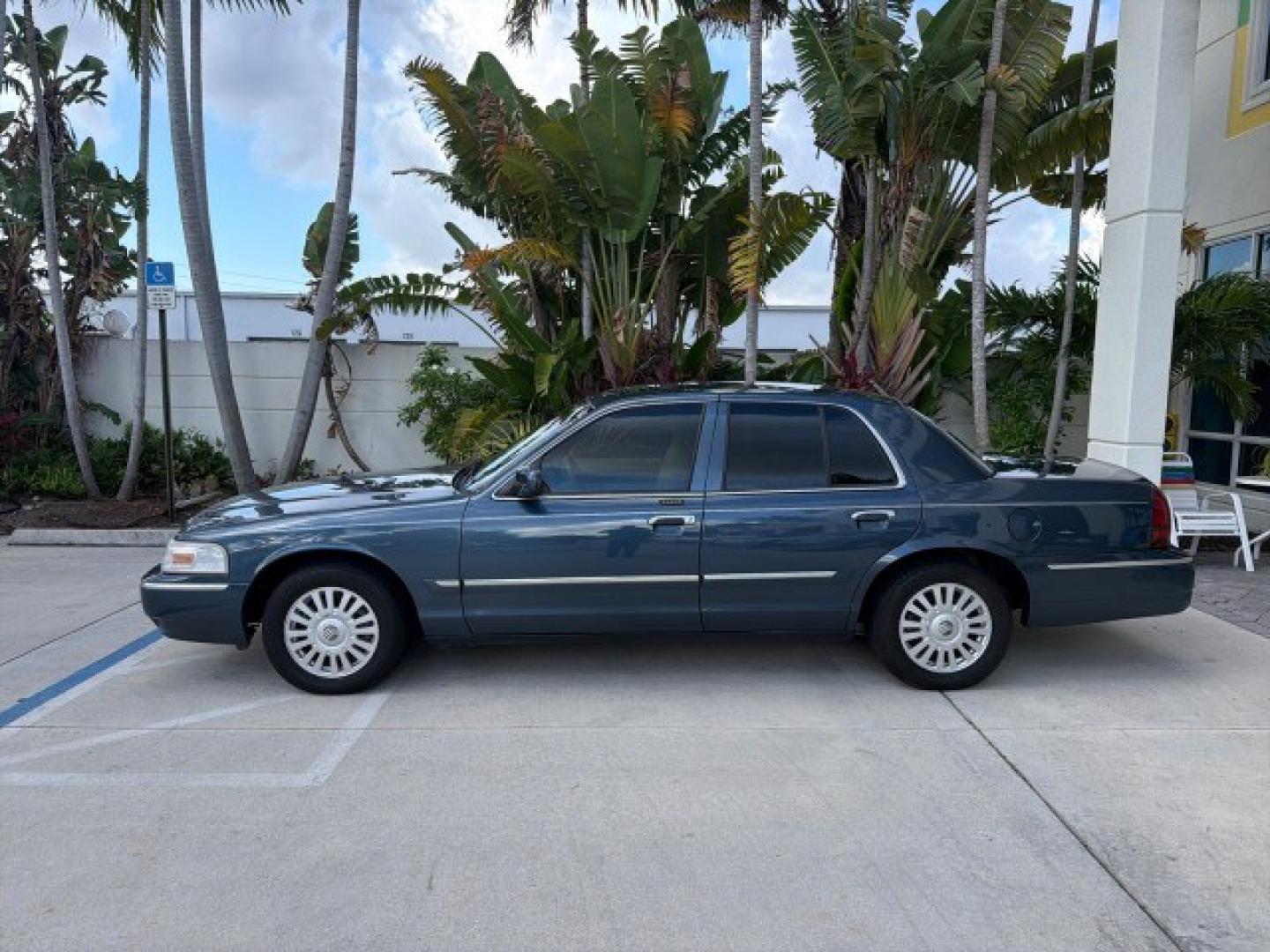 2007 Norsea Blue Pearl Metallic /Light Camel Mercury Grand Marquis LS LOW MILES 52,607 1 OWNER (2MEHM75V17X) with an 4.6L SOHC FFV V8 Engine engine, Automatic transmission, located at 4701 North Dixie Hwy, Pompano Beach, FL, 33064, (954) 422-2889, 26.240938, -80.123474 - OUR WEBPAGE FLORIDACARS1.COM HAS OVER 100 PHOTOS AND FREE CARFAX LINK 2007 Mercury Grand Marquis LS Sedan 4 DR 4.6L V8 F SOHC Flex Fuel 25 MPG Rear Wheel Drive Features ABS Brakes Air Conditioning Alloy Wheels AM/FM Stereo Automatic Transmission CD Audio Cruise Control Flex Fuel Vehicle Leather Seat- Photo#1