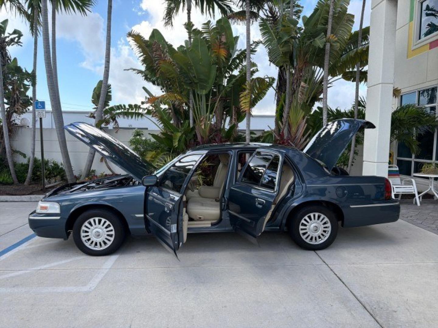 2007 Norsea Blue Pearl Metallic /Light Camel Mercury Grand Marquis LS LOW MILES 52,607 1 OWNER (2MEHM75V17X) with an 4.6L SOHC FFV V8 Engine engine, Automatic transmission, located at 4701 North Dixie Hwy, Pompano Beach, FL, 33064, (954) 422-2889, 26.240938, -80.123474 - OUR WEBPAGE FLORIDACARS1.COM HAS OVER 100 PHOTOS AND FREE CARFAX LINK 2007 Mercury Grand Marquis LS Sedan 4 DR 4.6L V8 F SOHC Flex Fuel 25 MPG Rear Wheel Drive Features ABS Brakes Air Conditioning Alloy Wheels AM/FM Stereo Automatic Transmission CD Audio Cruise Control Flex Fuel Vehicle Leather Seat- Photo#8