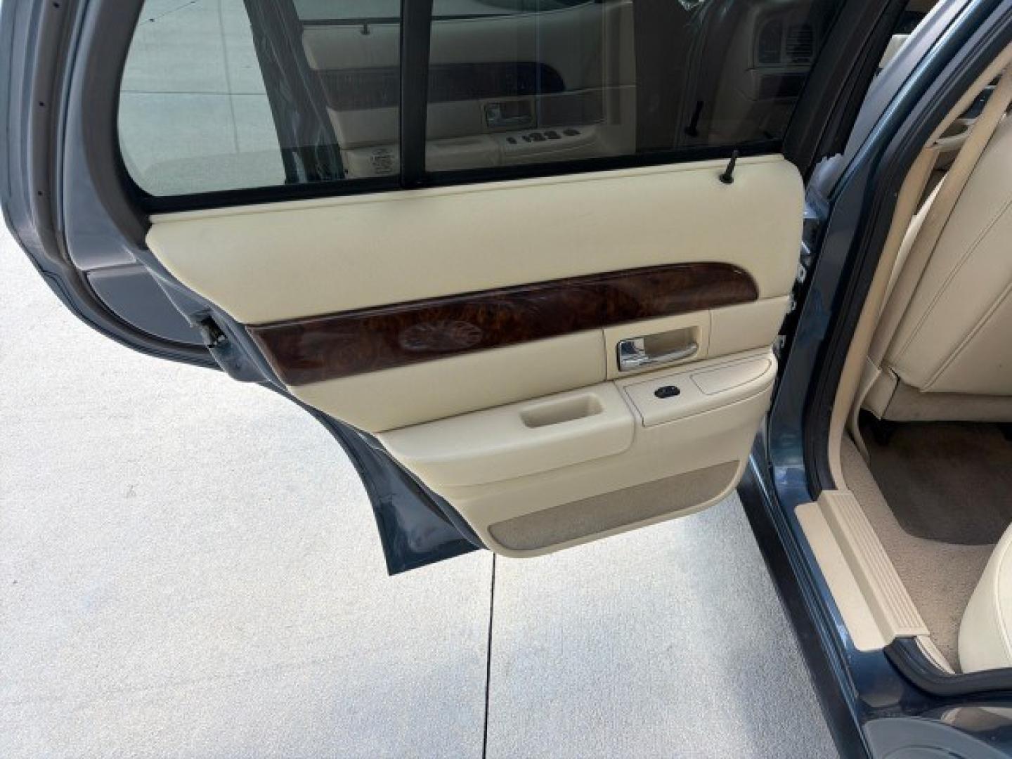 2007 Norsea Blue Pearl Metallic /Light Camel Mercury Grand Marquis LS LOW MILES 52,607 1 OWNER (2MEHM75V17X) with an 4.6L SOHC FFV V8 Engine engine, Automatic transmission, located at 4701 North Dixie Hwy, Pompano Beach, FL, 33064, (954) 422-2889, 26.240938, -80.123474 - OUR WEBPAGE FLORIDACARS1.COM HAS OVER 100 PHOTOS AND FREE CARFAX LINK 2007 Mercury Grand Marquis LS Sedan 4 DR 4.6L V8 F SOHC Flex Fuel 25 MPG Rear Wheel Drive Features ABS Brakes Air Conditioning Alloy Wheels AM/FM Stereo Automatic Transmission CD Audio Cruise Control Flex Fuel Vehicle Leather Seat- Photo#14