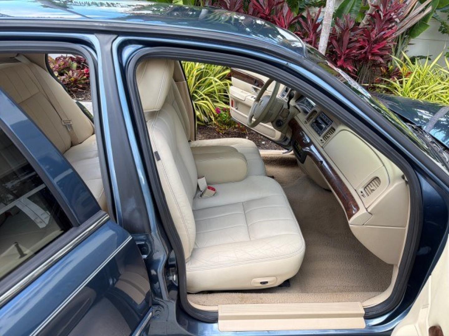 2007 Norsea Blue Pearl Metallic /Light Camel Mercury Grand Marquis LS LOW MILES 52,607 1 OWNER (2MEHM75V17X) with an 4.6L SOHC FFV V8 Engine engine, Automatic transmission, located at 4701 North Dixie Hwy, Pompano Beach, FL, 33064, (954) 422-2889, 26.240938, -80.123474 - OUR WEBPAGE FLORIDACARS1.COM HAS OVER 100 PHOTOS AND FREE CARFAX LINK 2007 Mercury Grand Marquis LS Sedan 4 DR 4.6L V8 F SOHC Flex Fuel 25 MPG Rear Wheel Drive Features ABS Brakes Air Conditioning Alloy Wheels AM/FM Stereo Automatic Transmission CD Audio Cruise Control Flex Fuel Vehicle Leather Seat- Photo#15