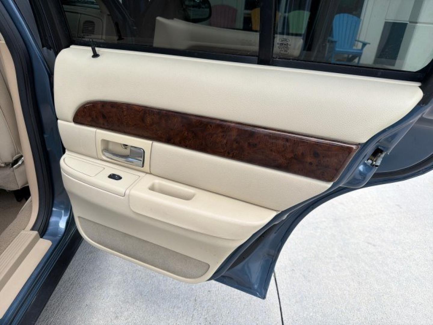 2007 Norsea Blue Pearl Metallic /Light Camel Mercury Grand Marquis LS LOW MILES 52,607 1 OWNER (2MEHM75V17X) with an 4.6L SOHC FFV V8 Engine engine, Automatic transmission, located at 4701 North Dixie Hwy, Pompano Beach, FL, 33064, (954) 422-2889, 26.240938, -80.123474 - OUR WEBPAGE FLORIDACARS1.COM HAS OVER 100 PHOTOS AND FREE CARFAX LINK 2007 Mercury Grand Marquis LS Sedan 4 DR 4.6L V8 F SOHC Flex Fuel 25 MPG Rear Wheel Drive Features ABS Brakes Air Conditioning Alloy Wheels AM/FM Stereo Automatic Transmission CD Audio Cruise Control Flex Fuel Vehicle Leather Seat- Photo#18