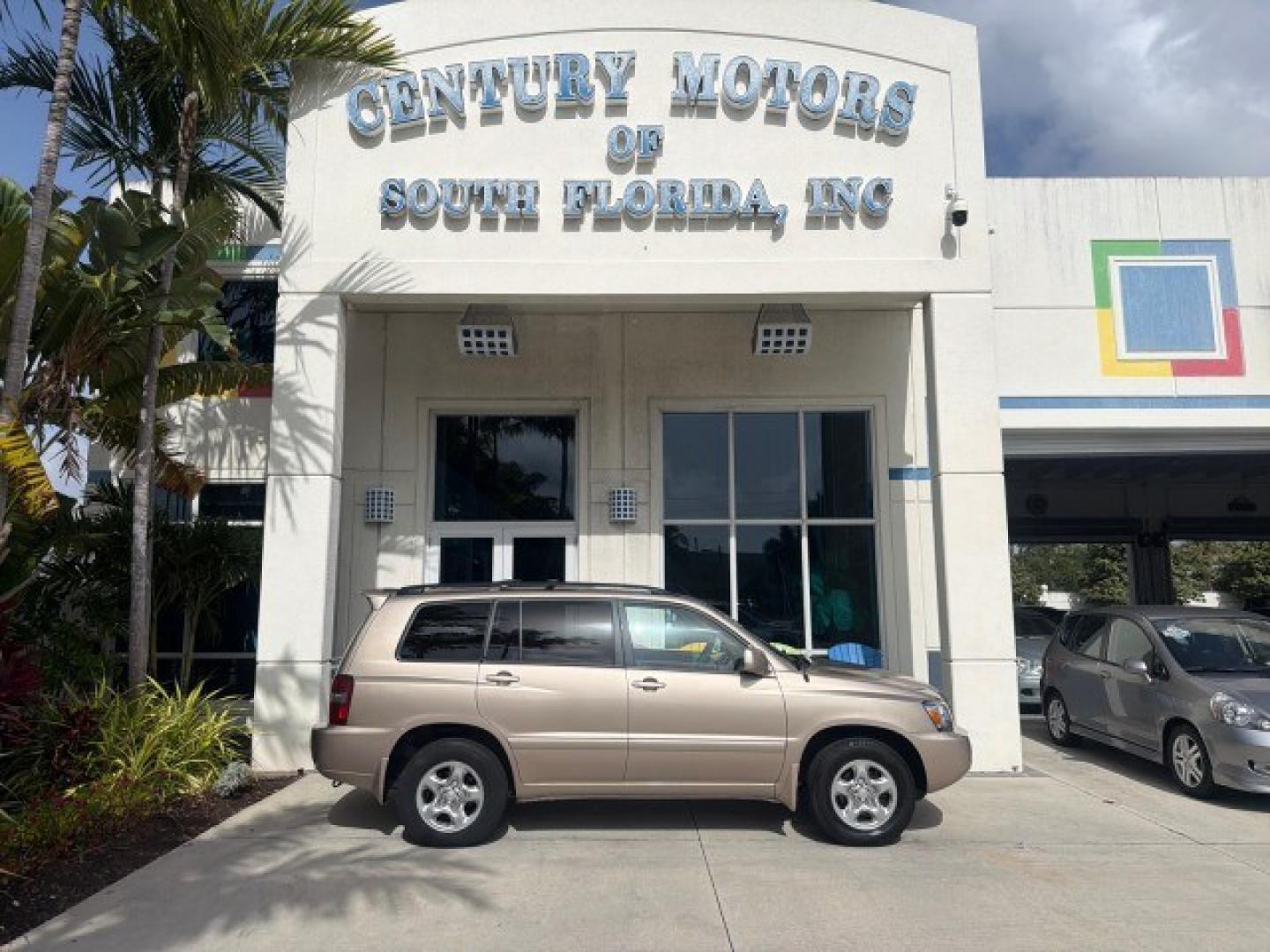 2007 Sonora Gold Pearl /Ivory Toyota Highlander LOW MILES 58,814 1 OWNER (JTEGD21A270) with an 2.4L DOHC SFI 16-Valve VVT-i 4-Cyl Engine engine, Automatic transmission, located at 4701 North Dixie Hwy, Pompano Beach, FL, 33064, (954) 422-2889, 26.240938, -80.123474 - OUR WEBPAGE FLORIDACARS1.COM HAS OVER 100 PHOTOS AND FREE CARFAX LINK 2007 Toyota Highlander 1 OWNER 4 Door Wagon/Sport Utility 2.4L I4 F DOHC 16V Gasoline 28 MPG Front Wheel Drive Features ABS Brakes Air Conditioning AM/FM Stereo Automatic Transmission Cassette Player CD Audio Cloth Seats Cruise Co- Photo#0