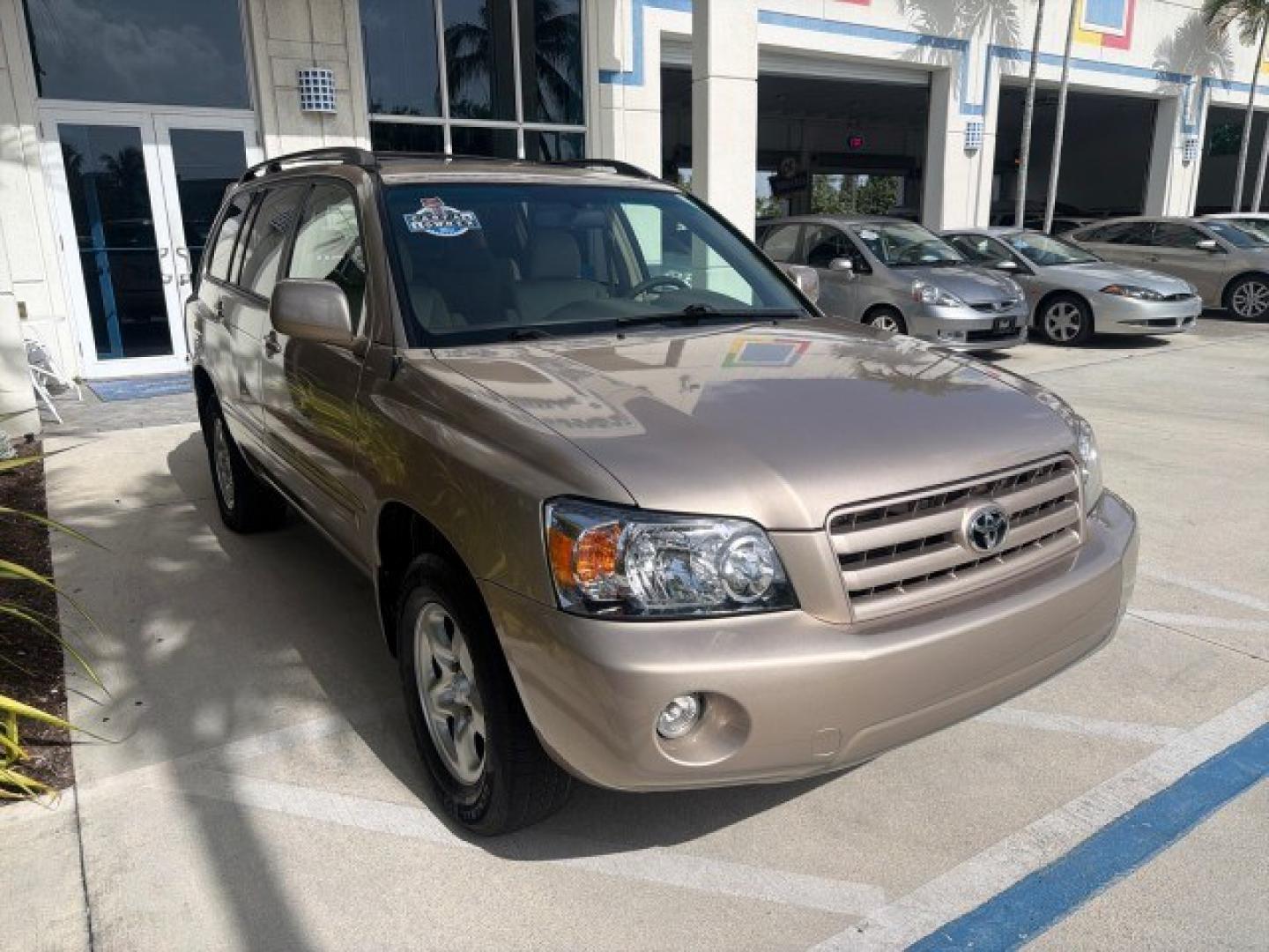 2007 Sonora Gold Pearl /Ivory Toyota Highlander LOW MILES 58,814 1 OWNER (JTEGD21A270) with an 2.4L DOHC SFI 16-Valve VVT-i 4-Cyl Engine engine, Automatic transmission, located at 4701 North Dixie Hwy, Pompano Beach, FL, 33064, (954) 422-2889, 26.240938, -80.123474 - OUR WEBPAGE FLORIDACARS1.COM HAS OVER 100 PHOTOS AND FREE CARFAX LINK 2007 Toyota Highlander 1 OWNER 4 Door Wagon/Sport Utility 2.4L I4 F DOHC 16V Gasoline 28 MPG Front Wheel Drive Features ABS Brakes Air Conditioning AM/FM Stereo Automatic Transmission Cassette Player CD Audio Cloth Seats Cruise Co- Photo#1