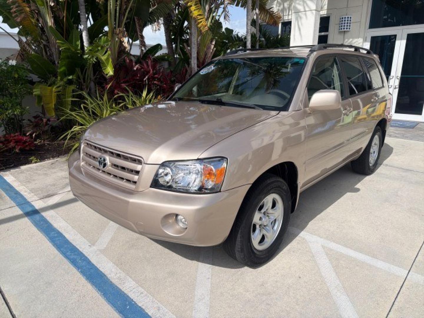 2007 Sonora Gold Pearl /Ivory Toyota Highlander LOW MILES 58,814 1 OWNER (JTEGD21A270) with an 2.4L DOHC SFI 16-Valve VVT-i 4-Cyl Engine engine, Automatic transmission, located at 4701 North Dixie Hwy, Pompano Beach, FL, 33064, (954) 422-2889, 26.240938, -80.123474 - OUR WEBPAGE FLORIDACARS1.COM HAS OVER 100 PHOTOS AND FREE CARFAX LINK 2007 Toyota Highlander 1 OWNER 4 Door Wagon/Sport Utility 2.4L I4 F DOHC 16V Gasoline 28 MPG Front Wheel Drive Features ABS Brakes Air Conditioning AM/FM Stereo Automatic Transmission Cassette Player CD Audio Cloth Seats Cruise Co- Photo#3