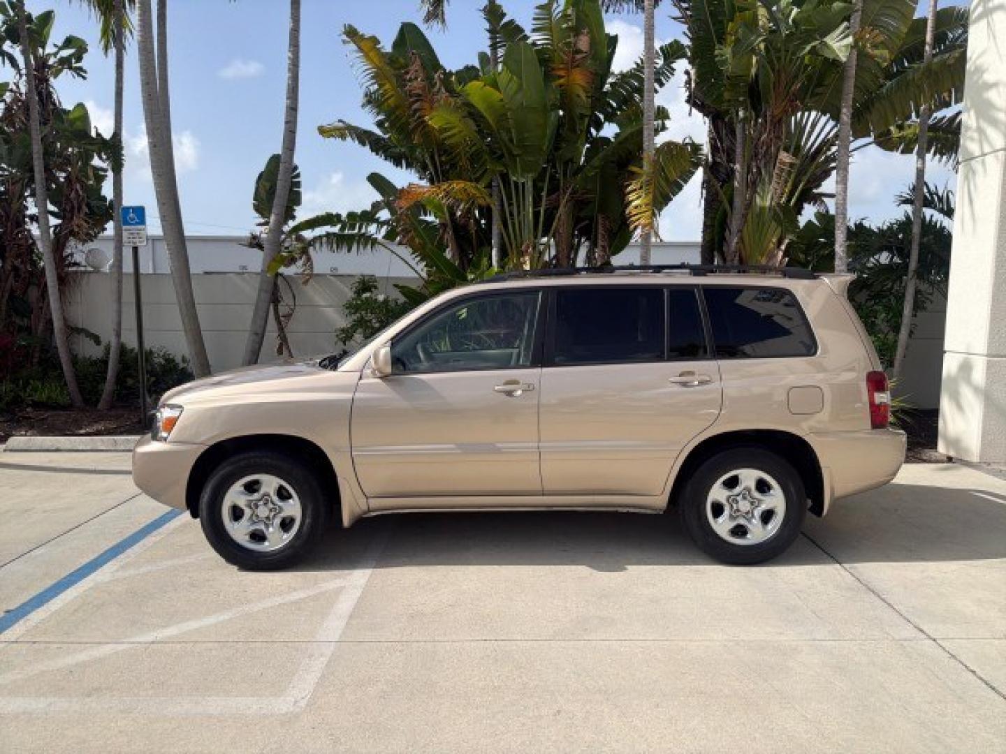 2007 Sonora Gold Pearl /Ivory Toyota Highlander LOW MILES 58,814 1 OWNER (JTEGD21A270) with an 2.4L DOHC SFI 16-Valve VVT-i 4-Cyl Engine engine, Automatic transmission, located at 4701 North Dixie Hwy, Pompano Beach, FL, 33064, (954) 422-2889, 26.240938, -80.123474 - OUR WEBPAGE FLORIDACARS1.COM HAS OVER 100 PHOTOS AND FREE CARFAX LINK 2007 Toyota Highlander 1 OWNER 4 Door Wagon/Sport Utility 2.4L I4 F DOHC 16V Gasoline 28 MPG Front Wheel Drive Features ABS Brakes Air Conditioning AM/FM Stereo Automatic Transmission Cassette Player CD Audio Cloth Seats Cruise Co- Photo#4