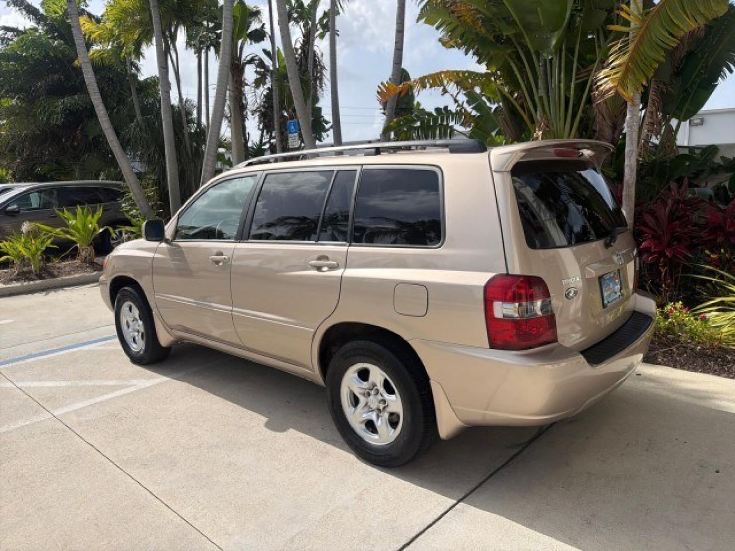 2007 Sonora Gold Pearl /Ivory Toyota Highlander LOW MILES 58,814 1 OWNER (JTEGD21A270) with an 2.4L DOHC SFI 16-Valve VVT-i 4-Cyl Engine engine, Automatic transmission, located at 4701 North Dixie Hwy, Pompano Beach, FL, 33064, (954) 422-2889, 26.240938, -80.123474 - OUR WEBPAGE FLORIDACARS1.COM HAS OVER 100 PHOTOS AND FREE CARFAX LINK 2007 Toyota Highlander 1 OWNER 4 Door Wagon/Sport Utility 2.4L I4 F DOHC 16V Gasoline 28 MPG Front Wheel Drive Features ABS Brakes Air Conditioning AM/FM Stereo Automatic Transmission Cassette Player CD Audio Cloth Seats Cruise Co- Photo#5