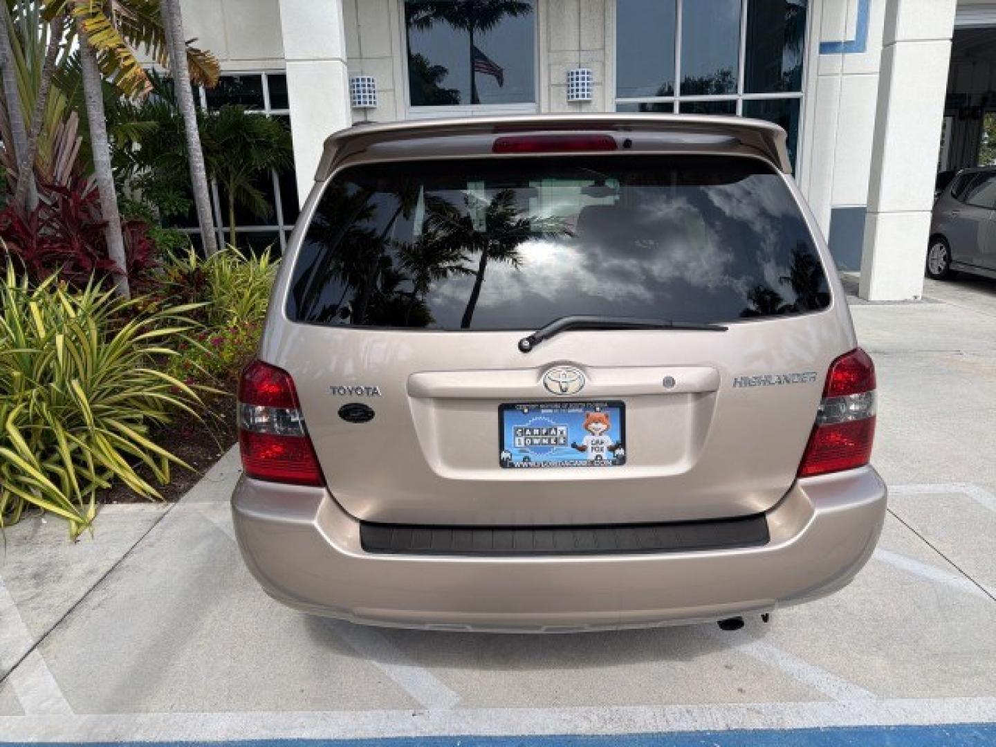 2007 Sonora Gold Pearl /Ivory Toyota Highlander LOW MILES 58,814 1 OWNER (JTEGD21A270) with an 2.4L DOHC SFI 16-Valve VVT-i 4-Cyl Engine engine, Automatic transmission, located at 4701 North Dixie Hwy, Pompano Beach, FL, 33064, (954) 422-2889, 26.240938, -80.123474 - OUR WEBPAGE FLORIDACARS1.COM HAS OVER 100 PHOTOS AND FREE CARFAX LINK 2007 Toyota Highlander 1 OWNER 4 Door Wagon/Sport Utility 2.4L I4 F DOHC 16V Gasoline 28 MPG Front Wheel Drive Features ABS Brakes Air Conditioning AM/FM Stereo Automatic Transmission Cassette Player CD Audio Cloth Seats Cruise Co- Photo#6