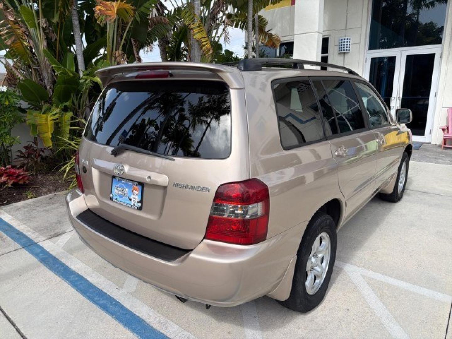 2007 Sonora Gold Pearl /Ivory Toyota Highlander LOW MILES 58,814 1 OWNER (JTEGD21A270) with an 2.4L DOHC SFI 16-Valve VVT-i 4-Cyl Engine engine, Automatic transmission, located at 4701 North Dixie Hwy, Pompano Beach, FL, 33064, (954) 422-2889, 26.240938, -80.123474 - OUR WEBPAGE FLORIDACARS1.COM HAS OVER 100 PHOTOS AND FREE CARFAX LINK 2007 Toyota Highlander 1 OWNER 4 Door Wagon/Sport Utility 2.4L I4 F DOHC 16V Gasoline 28 MPG Front Wheel Drive Features ABS Brakes Air Conditioning AM/FM Stereo Automatic Transmission Cassette Player CD Audio Cloth Seats Cruise Co- Photo#7