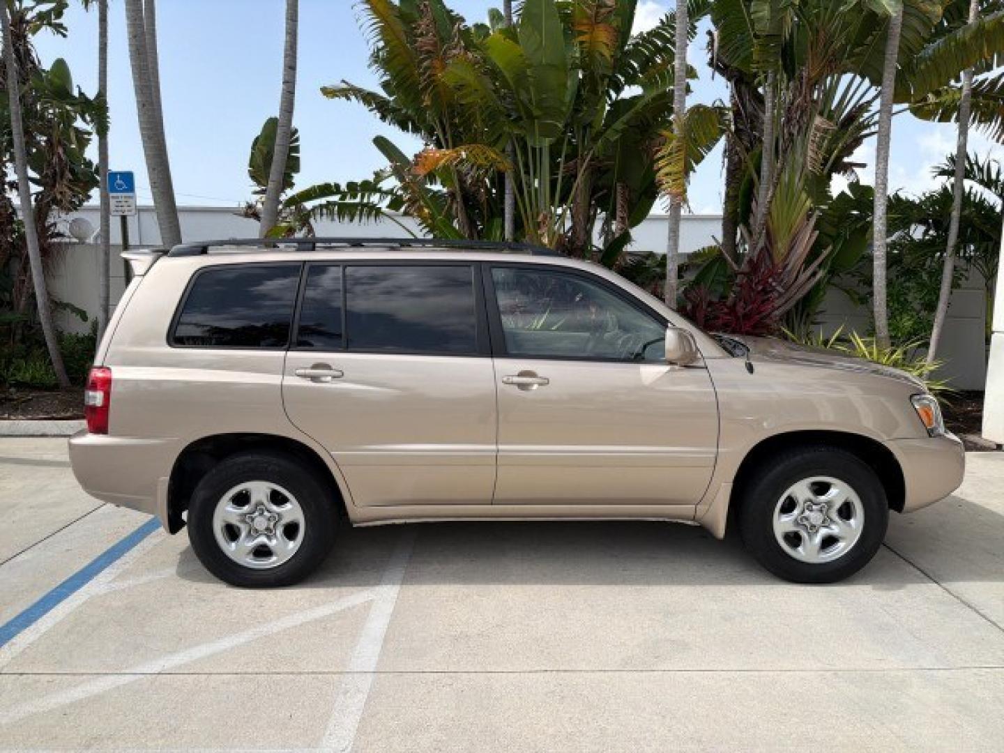 2007 Sonora Gold Pearl /Ivory Toyota Highlander LOW MILES 58,814 1 OWNER (JTEGD21A270) with an 2.4L DOHC SFI 16-Valve VVT-i 4-Cyl Engine engine, Automatic transmission, located at 4701 North Dixie Hwy, Pompano Beach, FL, 33064, (954) 422-2889, 26.240938, -80.123474 - OUR WEBPAGE FLORIDACARS1.COM HAS OVER 100 PHOTOS AND FREE CARFAX LINK 2007 Toyota Highlander 1 OWNER 4 Door Wagon/Sport Utility 2.4L I4 F DOHC 16V Gasoline 28 MPG Front Wheel Drive Features ABS Brakes Air Conditioning AM/FM Stereo Automatic Transmission Cassette Player CD Audio Cloth Seats Cruise Co- Photo#8