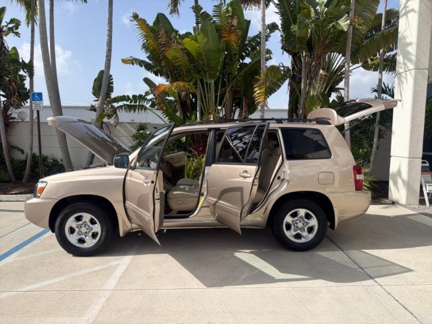 2007 Sonora Gold Pearl /Ivory Toyota Highlander LOW MILES 58,814 1 OWNER (JTEGD21A270) with an 2.4L DOHC SFI 16-Valve VVT-i 4-Cyl Engine engine, Automatic transmission, located at 4701 North Dixie Hwy, Pompano Beach, FL, 33064, (954) 422-2889, 26.240938, -80.123474 - OUR WEBPAGE FLORIDACARS1.COM HAS OVER 100 PHOTOS AND FREE CARFAX LINK 2007 Toyota Highlander 1 OWNER 4 Door Wagon/Sport Utility 2.4L I4 F DOHC 16V Gasoline 28 MPG Front Wheel Drive Features ABS Brakes Air Conditioning AM/FM Stereo Automatic Transmission Cassette Player CD Audio Cloth Seats Cruise Co- Photo#9