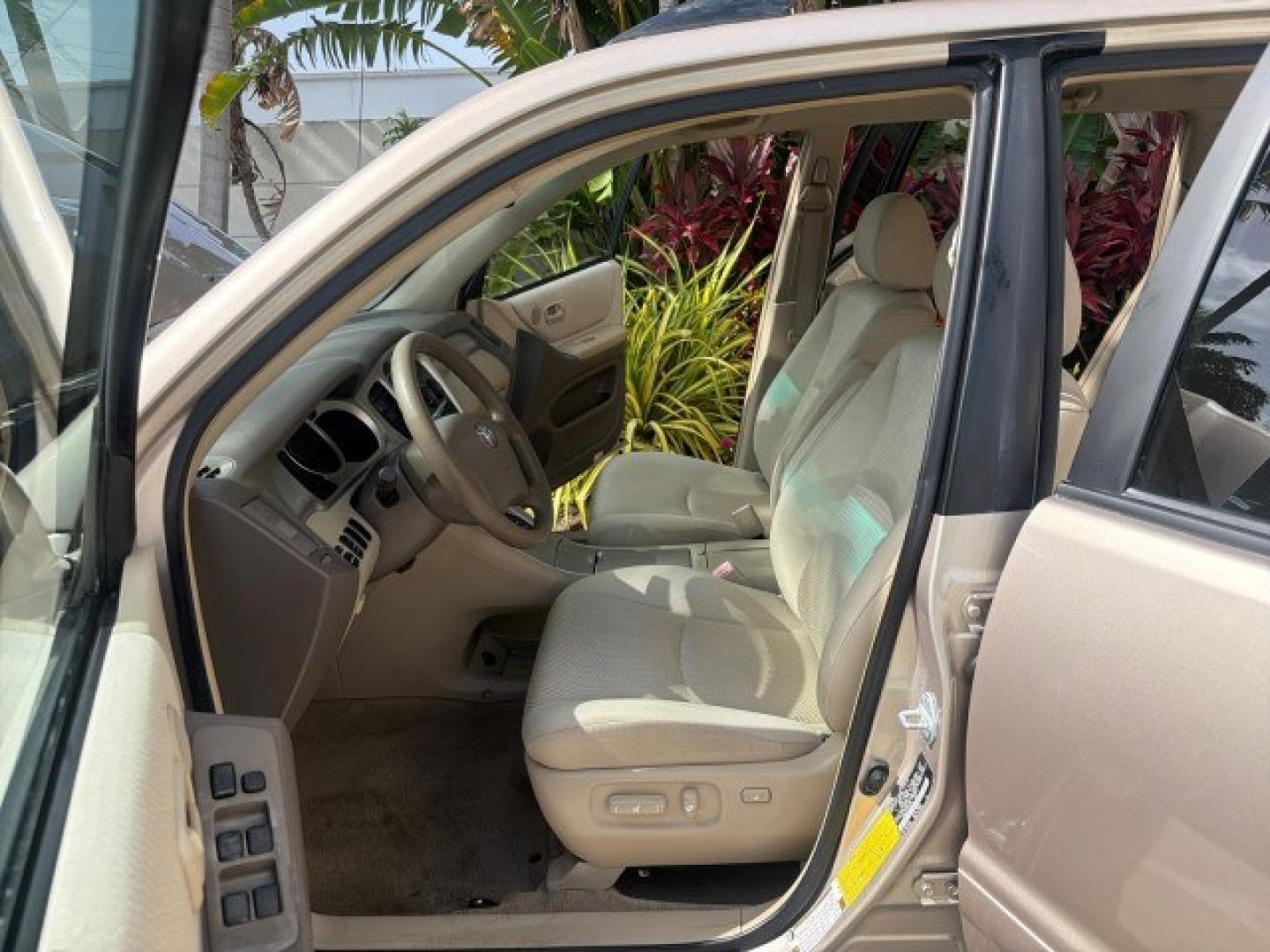2007 Sonora Gold Pearl /Ivory Toyota Highlander LOW MILES 58,814 1 OWNER (JTEGD21A270) with an 2.4L DOHC SFI 16-Valve VVT-i 4-Cyl Engine engine, Automatic transmission, located at 4701 North Dixie Hwy, Pompano Beach, FL, 33064, (954) 422-2889, 26.240938, -80.123474 - OUR WEBPAGE FLORIDACARS1.COM HAS OVER 100 PHOTOS AND FREE CARFAX LINK 2007 Toyota Highlander 1 OWNER 4 Door Wagon/Sport Utility 2.4L I4 F DOHC 16V Gasoline 28 MPG Front Wheel Drive Features ABS Brakes Air Conditioning AM/FM Stereo Automatic Transmission Cassette Player CD Audio Cloth Seats Cruise Co- Photo#10