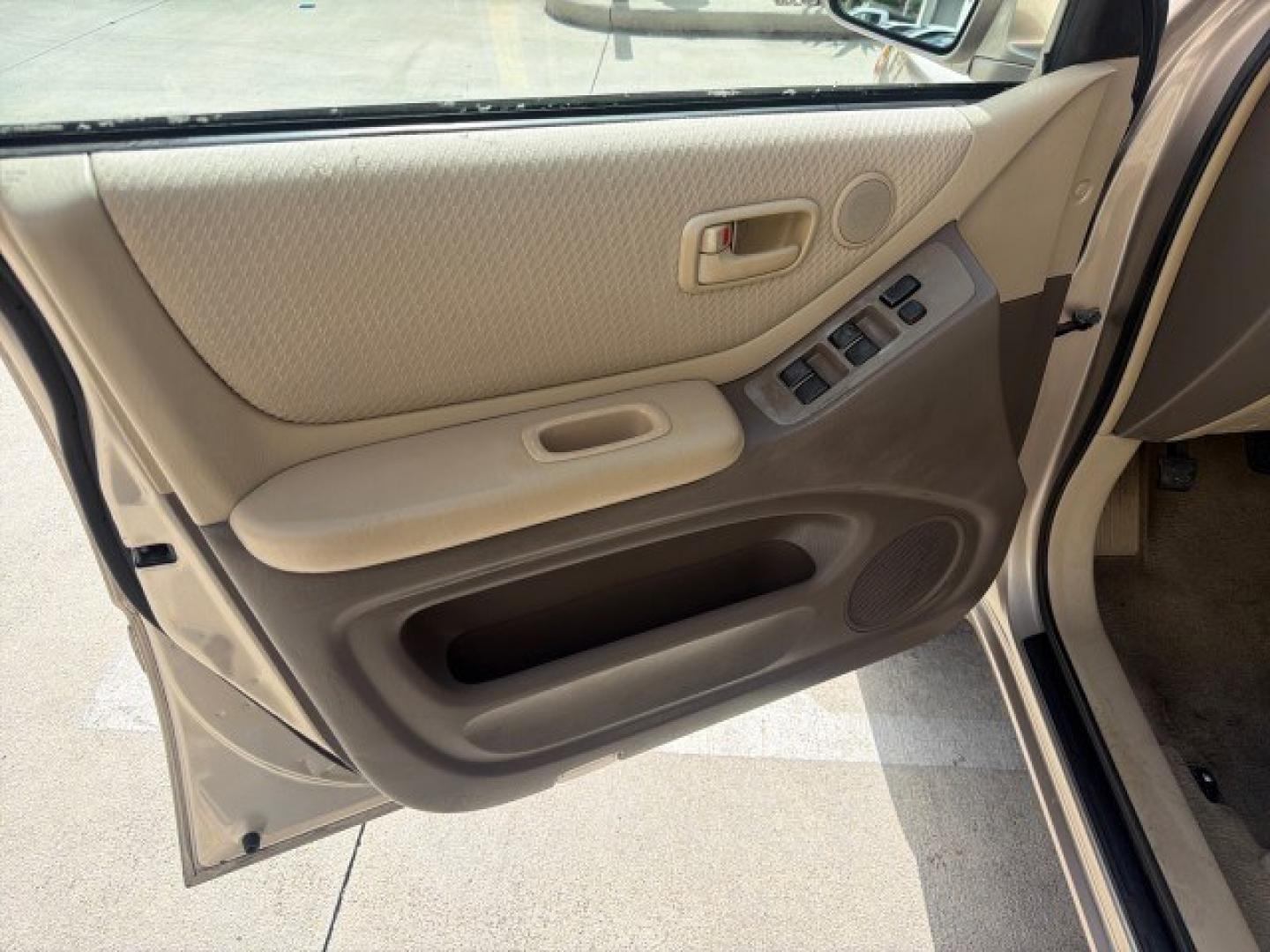 2007 Sonora Gold Pearl /Ivory Toyota Highlander LOW MILES 58,814 1 OWNER (JTEGD21A270) with an 2.4L DOHC SFI 16-Valve VVT-i 4-Cyl Engine engine, Automatic transmission, located at 4701 North Dixie Hwy, Pompano Beach, FL, 33064, (954) 422-2889, 26.240938, -80.123474 - OUR WEBPAGE FLORIDACARS1.COM HAS OVER 100 PHOTOS AND FREE CARFAX LINK 2007 Toyota Highlander 1 OWNER 4 Door Wagon/Sport Utility 2.4L I4 F DOHC 16V Gasoline 28 MPG Front Wheel Drive Features ABS Brakes Air Conditioning AM/FM Stereo Automatic Transmission Cassette Player CD Audio Cloth Seats Cruise Co- Photo#11