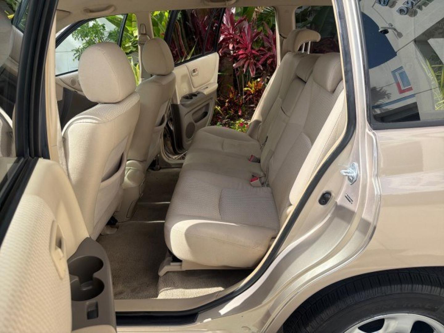 2007 Sonora Gold Pearl /Ivory Toyota Highlander LOW MILES 58,814 1 OWNER (JTEGD21A270) with an 2.4L DOHC SFI 16-Valve VVT-i 4-Cyl Engine engine, Automatic transmission, located at 4701 North Dixie Hwy, Pompano Beach, FL, 33064, (954) 422-2889, 26.240938, -80.123474 - OUR WEBPAGE FLORIDACARS1.COM HAS OVER 100 PHOTOS AND FREE CARFAX LINK 2007 Toyota Highlander 1 OWNER 4 Door Wagon/Sport Utility 2.4L I4 F DOHC 16V Gasoline 28 MPG Front Wheel Drive Features ABS Brakes Air Conditioning AM/FM Stereo Automatic Transmission Cassette Player CD Audio Cloth Seats Cruise Co- Photo#12