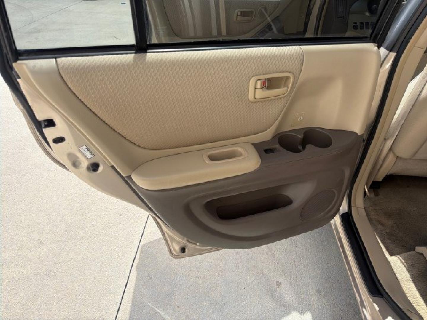 2007 Sonora Gold Pearl /Ivory Toyota Highlander LOW MILES 58,814 1 OWNER (JTEGD21A270) with an 2.4L DOHC SFI 16-Valve VVT-i 4-Cyl Engine engine, Automatic transmission, located at 4701 North Dixie Hwy, Pompano Beach, FL, 33064, (954) 422-2889, 26.240938, -80.123474 - OUR WEBPAGE FLORIDACARS1.COM HAS OVER 100 PHOTOS AND FREE CARFAX LINK 2007 Toyota Highlander 1 OWNER 4 Door Wagon/Sport Utility 2.4L I4 F DOHC 16V Gasoline 28 MPG Front Wheel Drive Features ABS Brakes Air Conditioning AM/FM Stereo Automatic Transmission Cassette Player CD Audio Cloth Seats Cruise Co- Photo#13