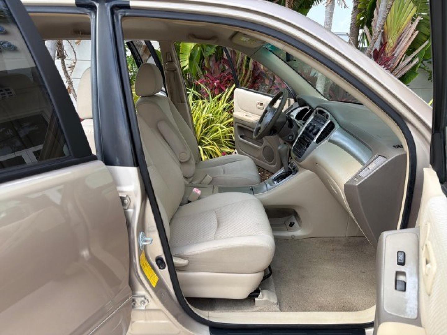 2007 Sonora Gold Pearl /Ivory Toyota Highlander LOW MILES 58,814 1 OWNER (JTEGD21A270) with an 2.4L DOHC SFI 16-Valve VVT-i 4-Cyl Engine engine, Automatic transmission, located at 4701 North Dixie Hwy, Pompano Beach, FL, 33064, (954) 422-2889, 26.240938, -80.123474 - OUR WEBPAGE FLORIDACARS1.COM HAS OVER 100 PHOTOS AND FREE CARFAX LINK 2007 Toyota Highlander 1 OWNER 4 Door Wagon/Sport Utility 2.4L I4 F DOHC 16V Gasoline 28 MPG Front Wheel Drive Features ABS Brakes Air Conditioning AM/FM Stereo Automatic Transmission Cassette Player CD Audio Cloth Seats Cruise Co- Photo#14