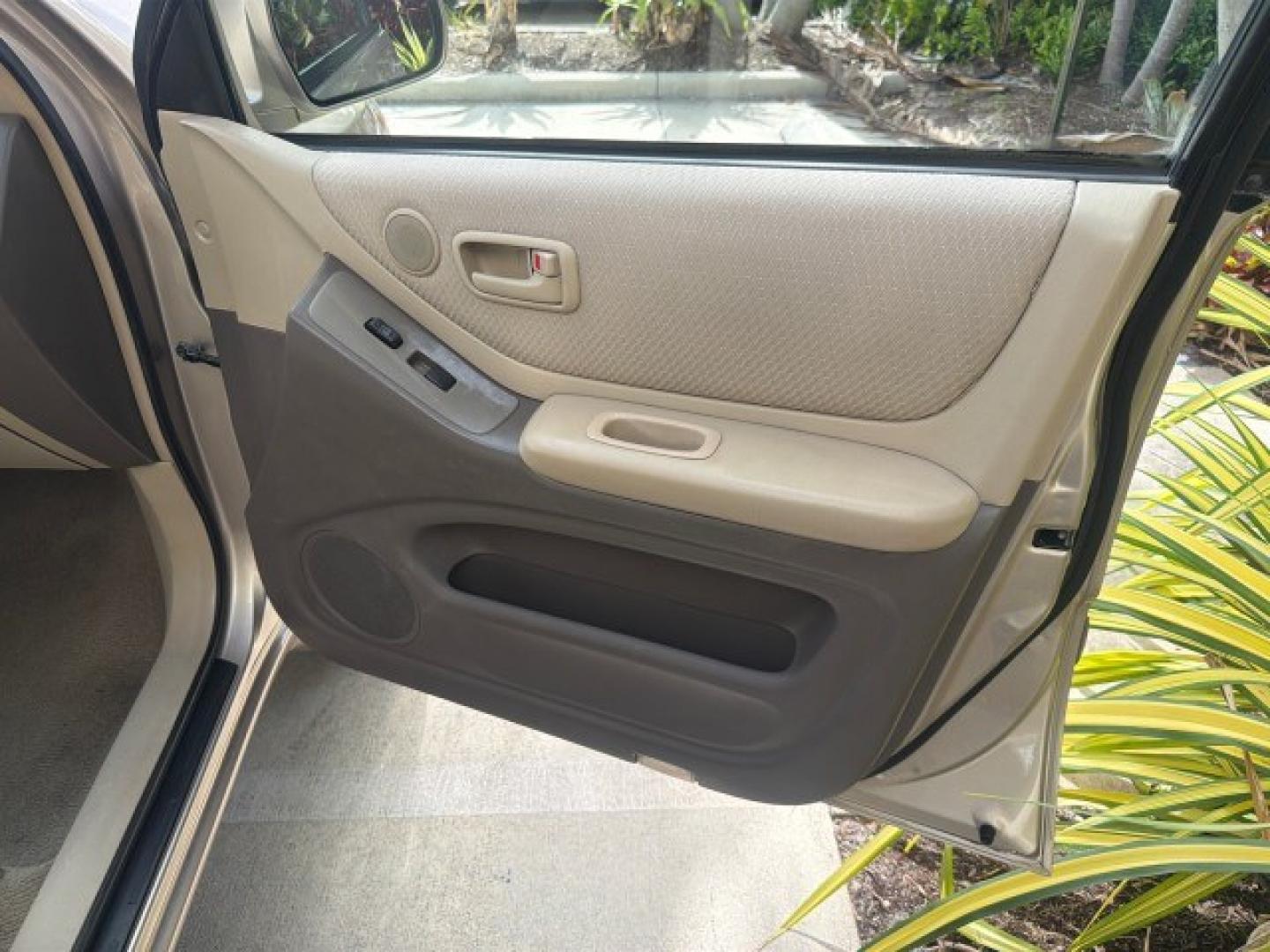 2007 Sonora Gold Pearl /Ivory Toyota Highlander LOW MILES 58,814 1 OWNER (JTEGD21A270) with an 2.4L DOHC SFI 16-Valve VVT-i 4-Cyl Engine engine, Automatic transmission, located at 4701 North Dixie Hwy, Pompano Beach, FL, 33064, (954) 422-2889, 26.240938, -80.123474 - OUR WEBPAGE FLORIDACARS1.COM HAS OVER 100 PHOTOS AND FREE CARFAX LINK 2007 Toyota Highlander 1 OWNER 4 Door Wagon/Sport Utility 2.4L I4 F DOHC 16V Gasoline 28 MPG Front Wheel Drive Features ABS Brakes Air Conditioning AM/FM Stereo Automatic Transmission Cassette Player CD Audio Cloth Seats Cruise Co- Photo#15